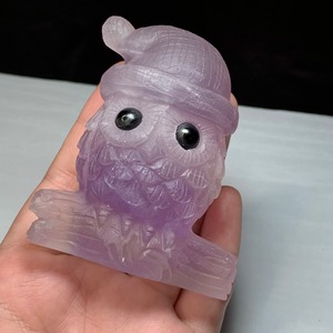 10.帽子をかぶった色合い美しいフローライト・フクロウ