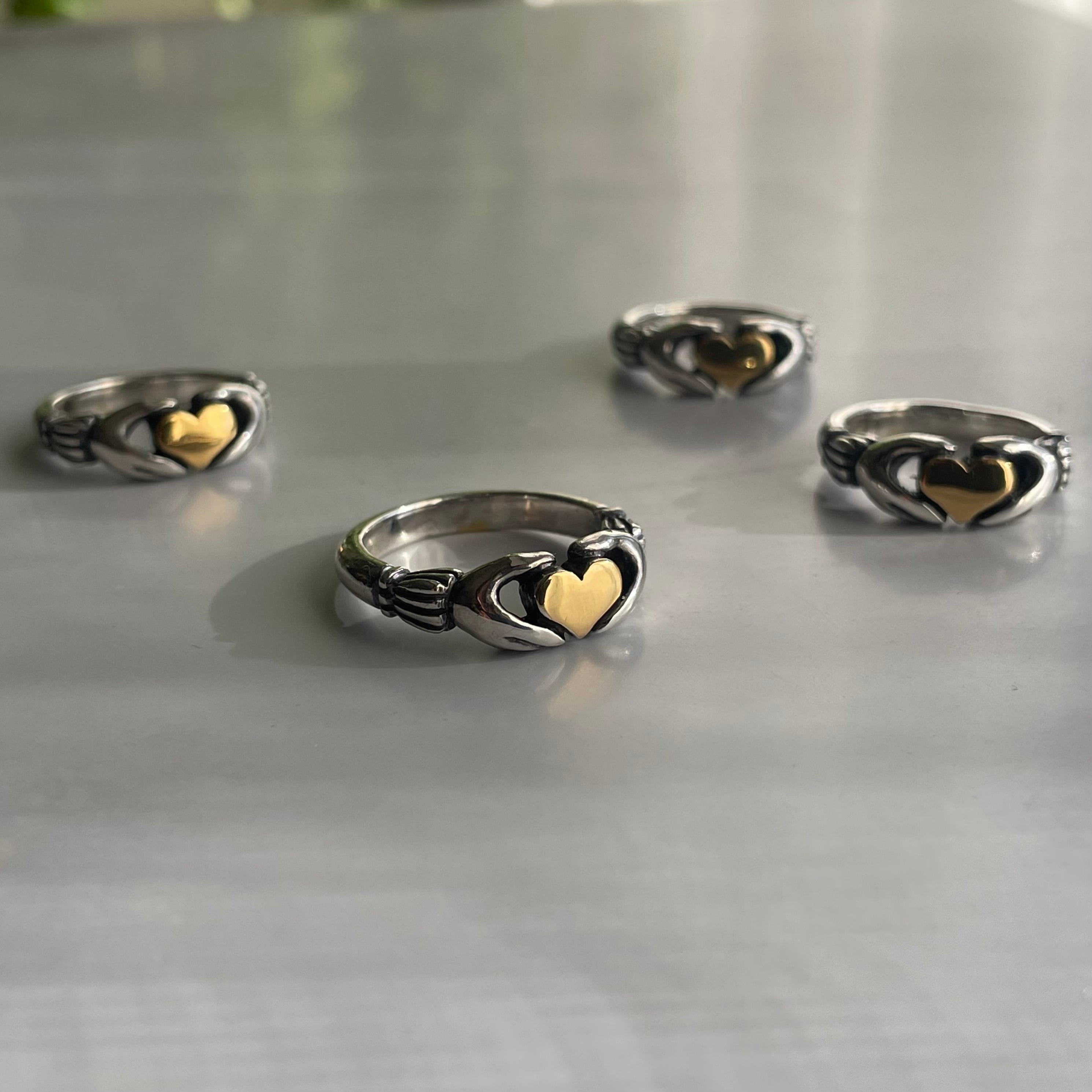 Sterling Silver Hand-Holding-a-Heart Ring (Gold-Tone Heart) / Silver925 ハートを抱く手のリング(金色のハート)