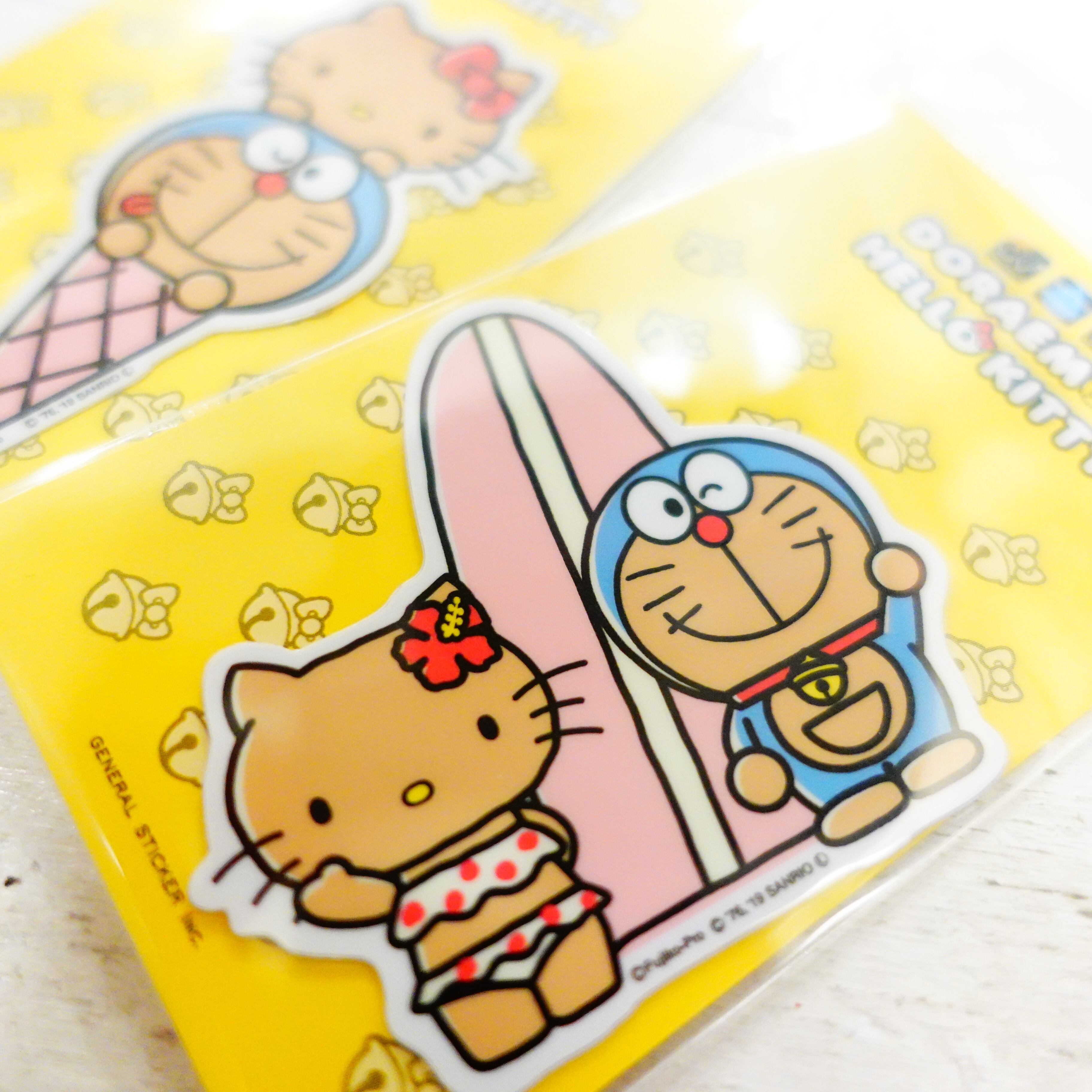 日焼けドラえもん & 日焼けキティちゃん コラボ ステッカー 2枚セット 
