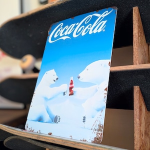 送料無料!ちょうどいいブリキ看板 【 Coca-Cola ( コカ・コーラ ) / Coke 】 METAL SIGN / メタルサイン / ブリキ看板 / サインボード / ビンテージ加工〚アメリカン雑貨 アメトイ〛