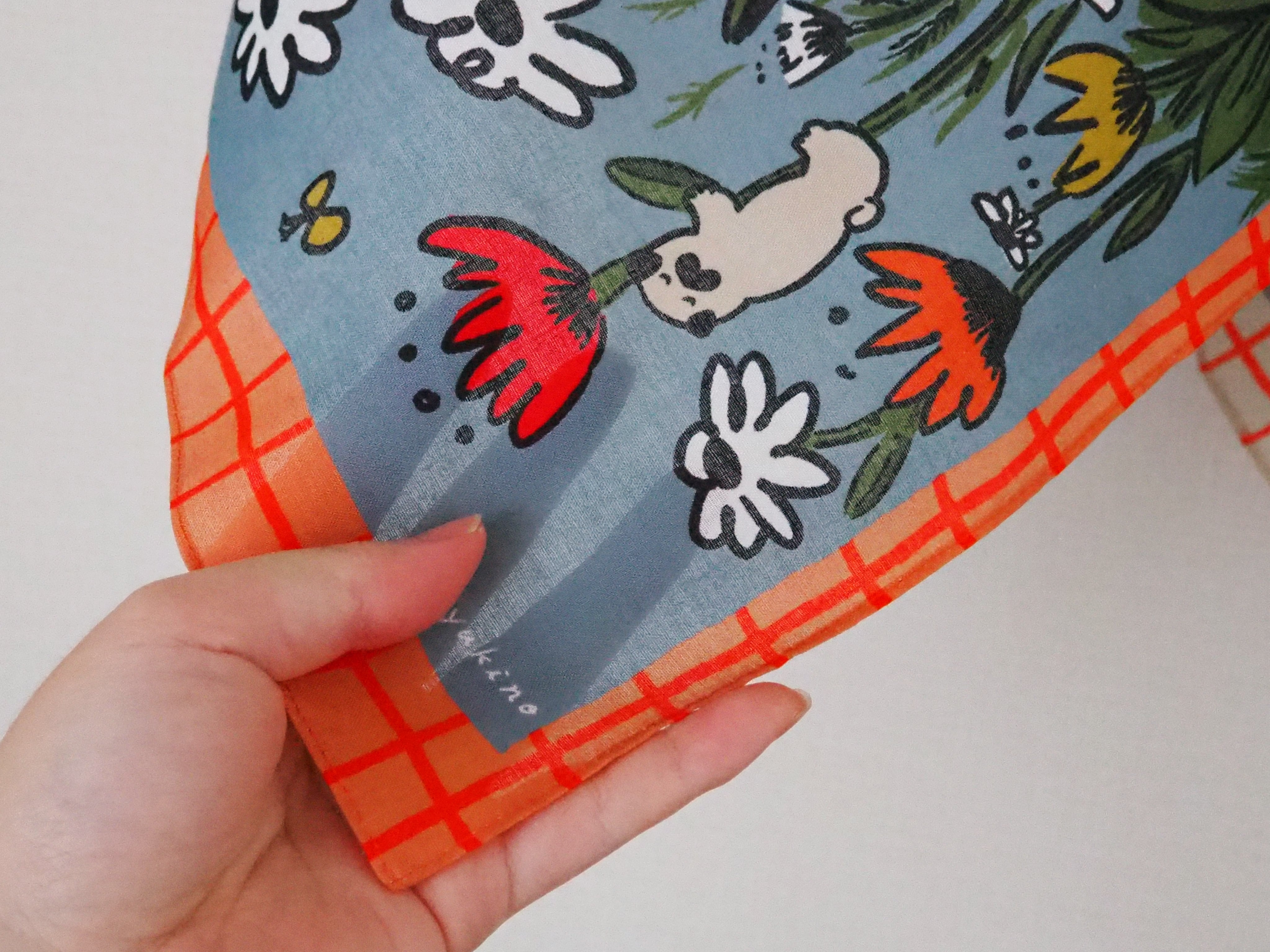 yukino 大判ハンカチ「Blooming Pug」