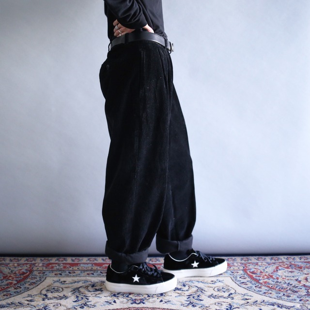 2-tuck tapered silhouette black corduroy super wide pants