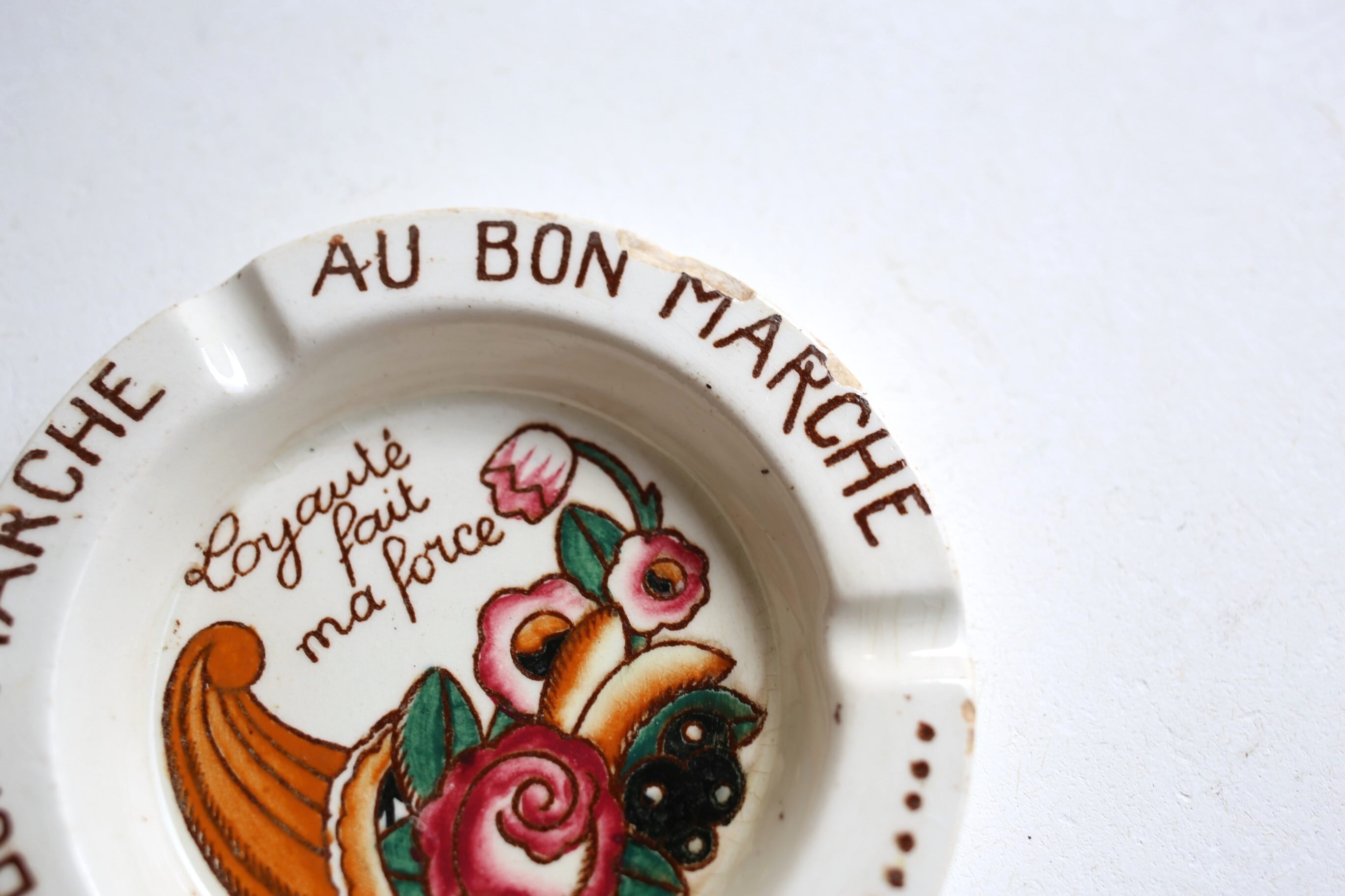 フランス　アンティーク　Au Bon Marché Paris　フェザー　マフ フランス アンティーク 『AU BON MARCHE』LONGWY窯 陶器 灰皿 N-05531