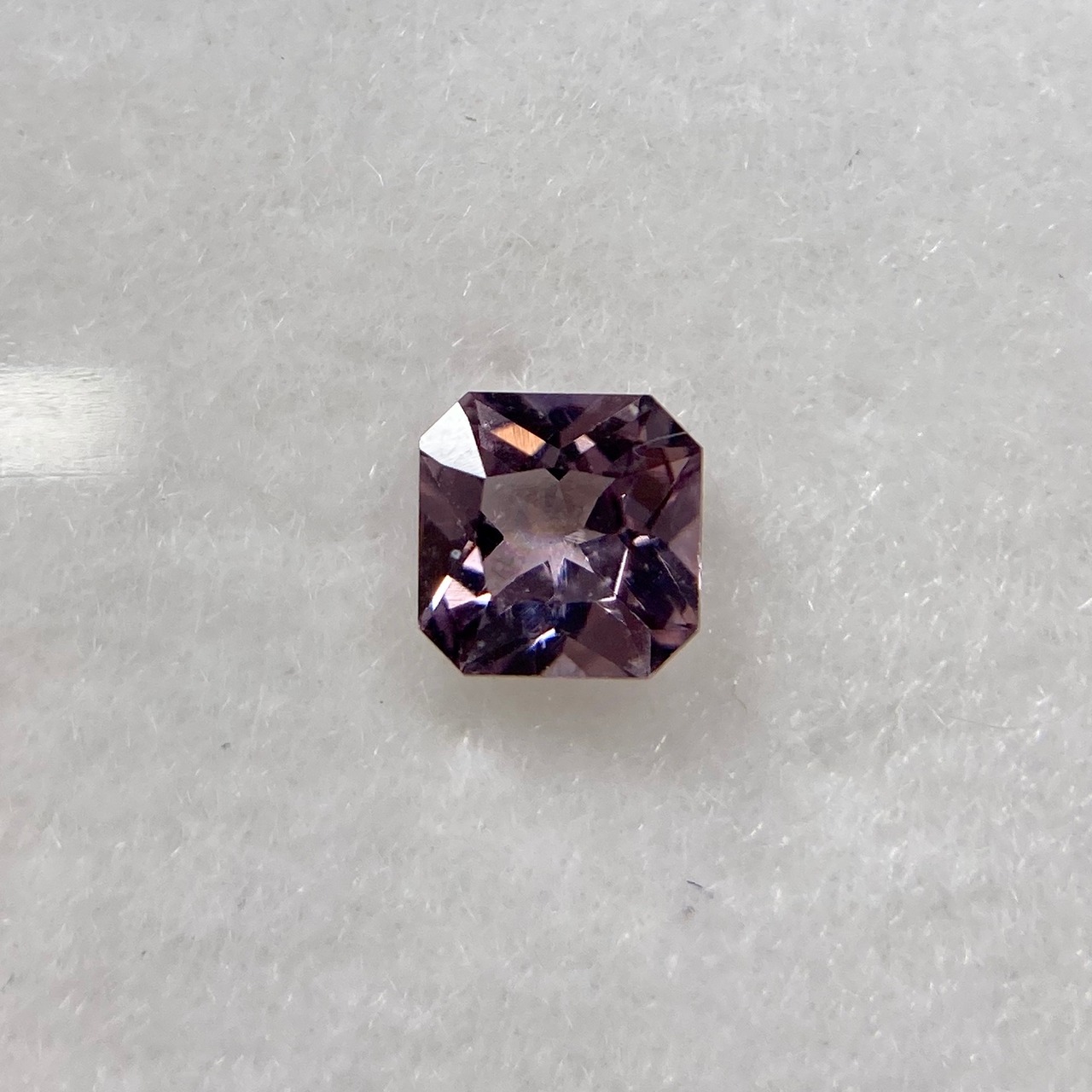 クッションみたいなスピネル 約4mm*4mm C-1