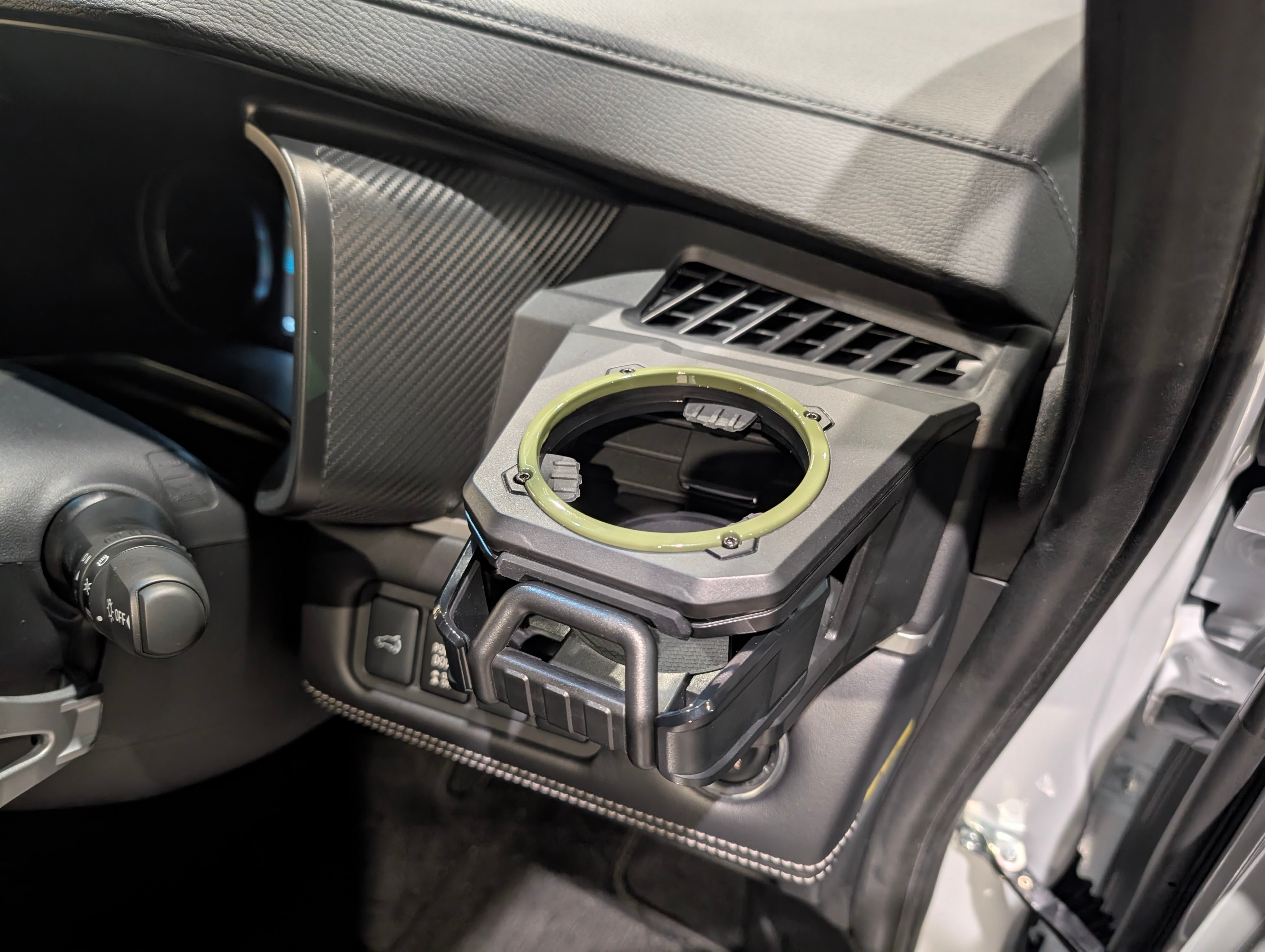 デリカD:5後期型専用ドリンクホルダー 運転席用（シャモニーグリーン