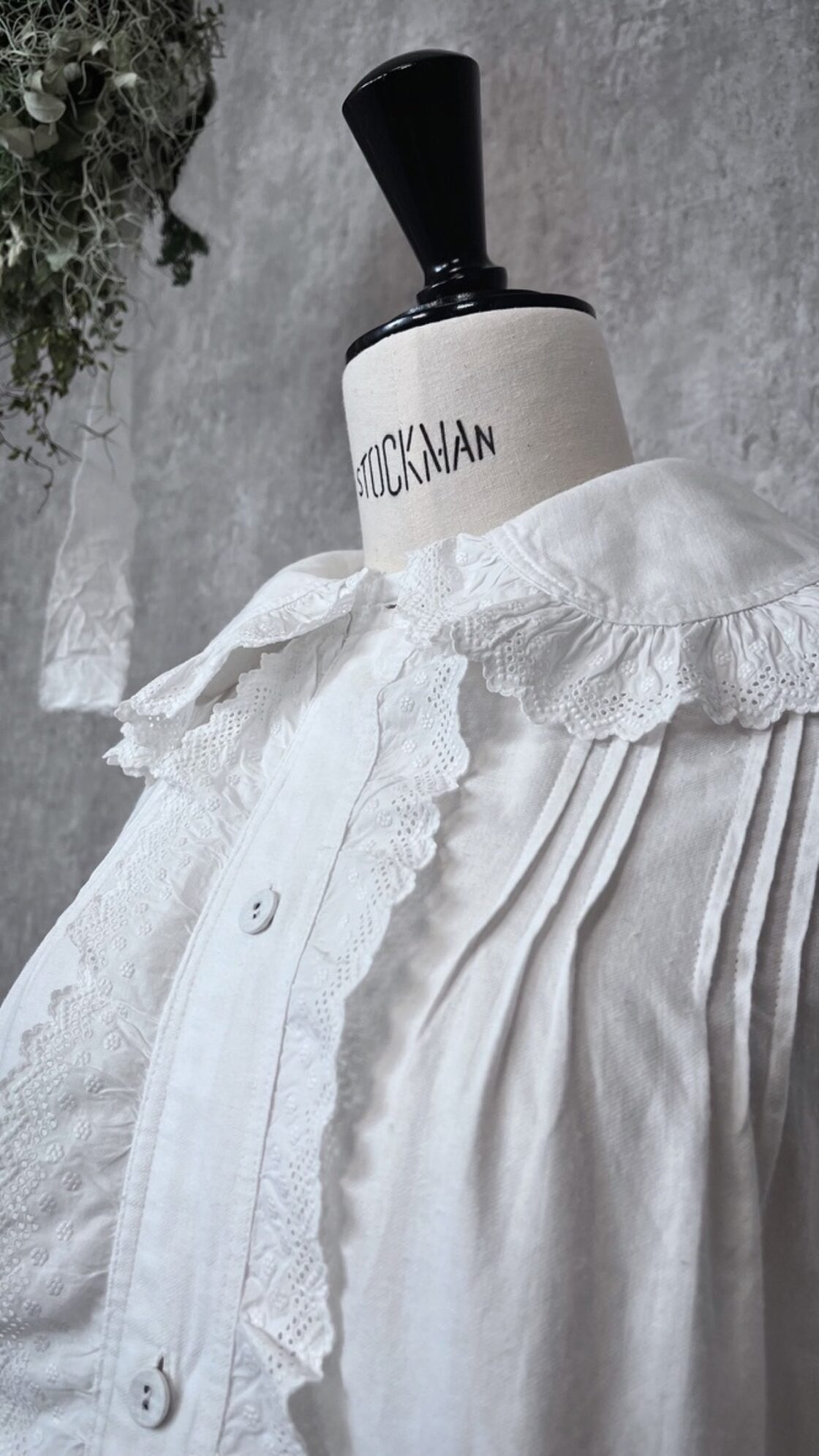 1900年代初頭 イギリス 刺繍されたレースが美しい、柔らかなコットンの 