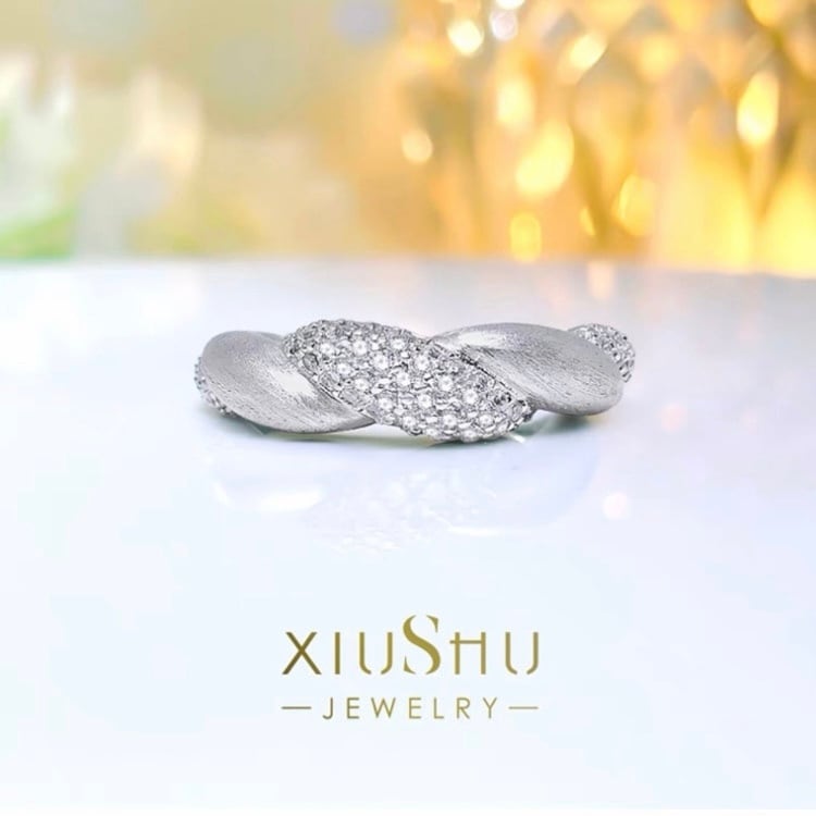 ツイスト パヴェ リング 高炭素ダイヤモンド キラキラ ゴージャス