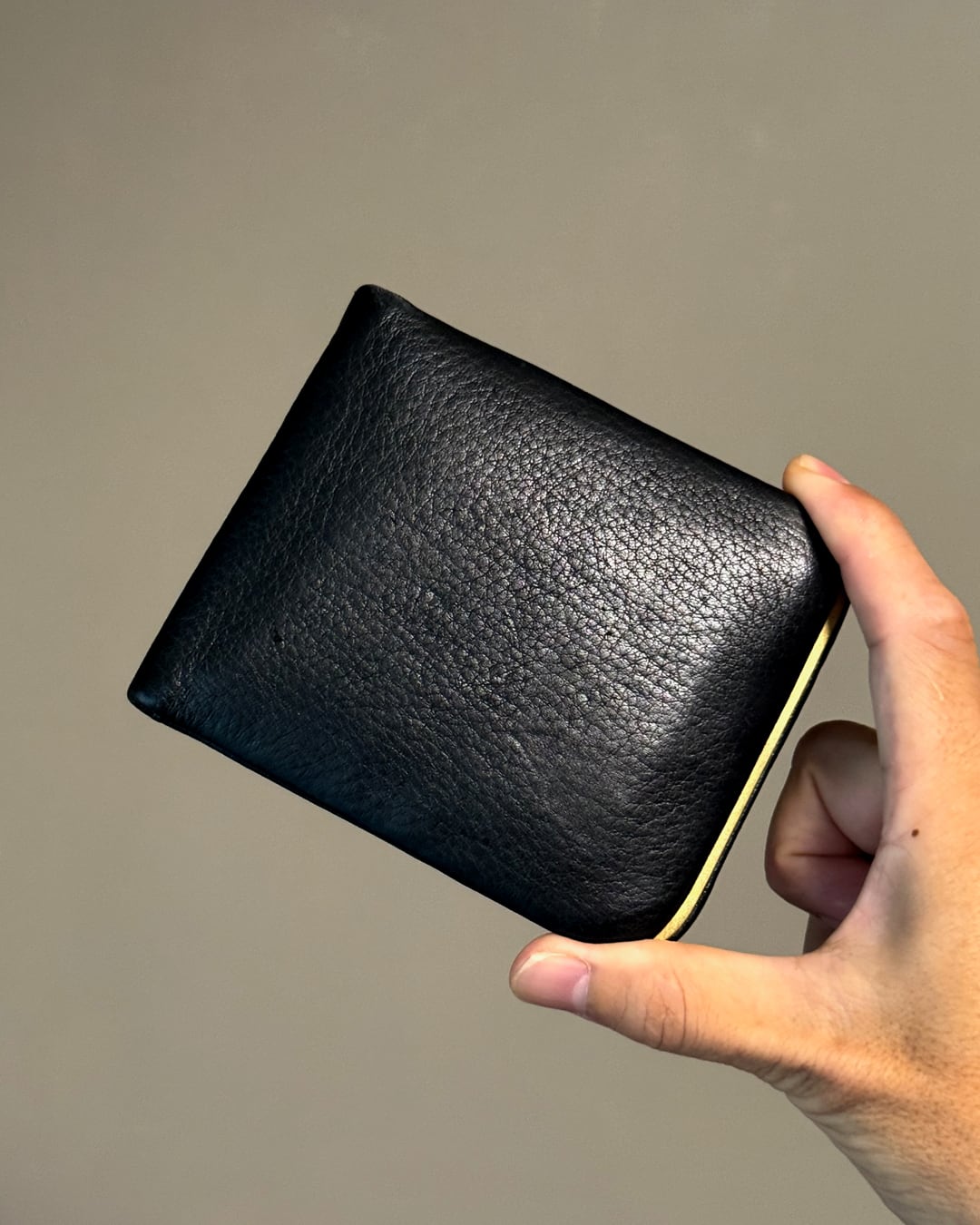 天溝折財布 BLACK （Frameless Bi-Fold Wallet – Organic Deer Leather