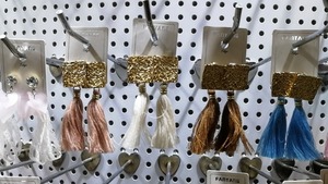 フリンジピアス