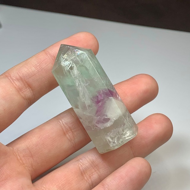 ちょこんと座っている可愛いねこさんの休憩所・フローライトねこ