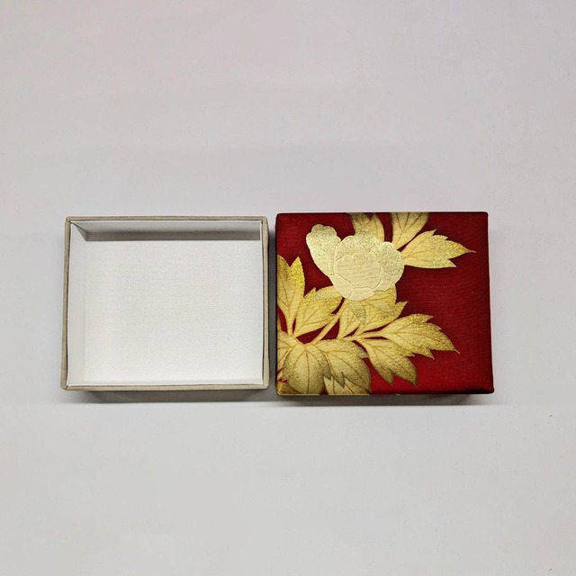 金彩宝箱•赤地に金彩仕様