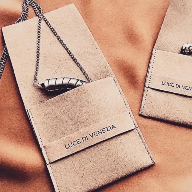 ハリネズミとアイリスのネックレス