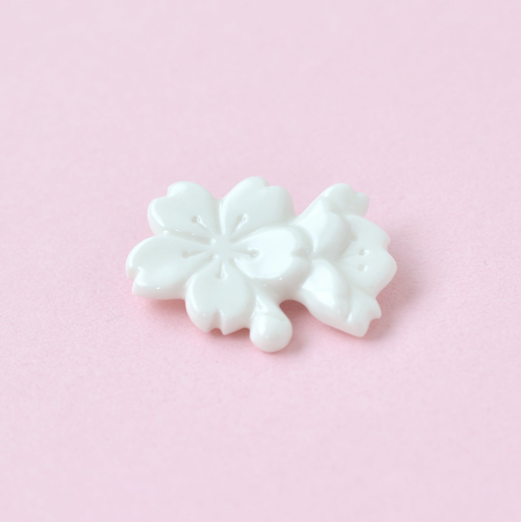 白磁の桜ブローチ | HatoKumo