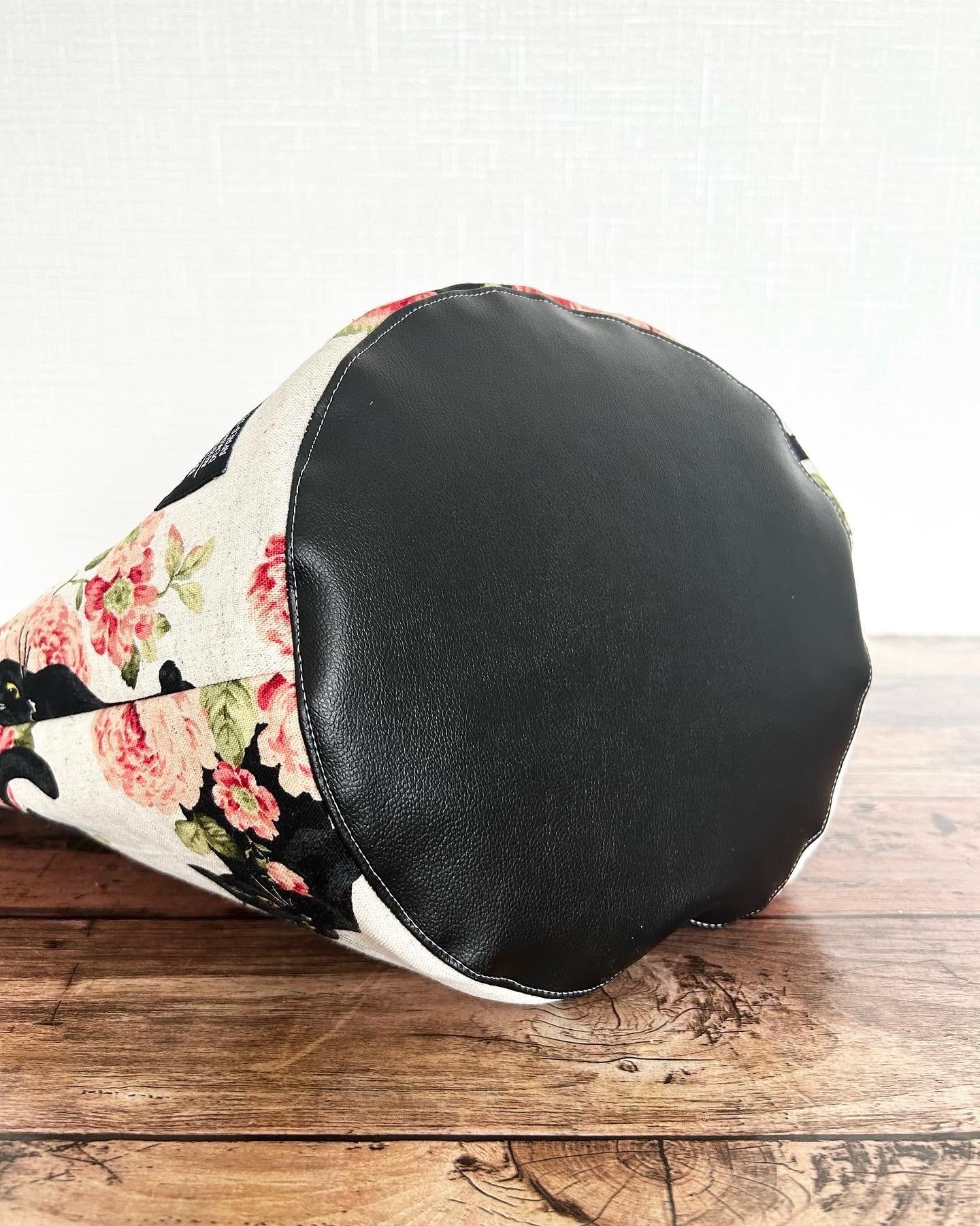 専用です　黒猫と薔薇　グラニーバック グラニーバッグ（黒猫ちゃんと薔薇＊生成り） （ネコ - その他