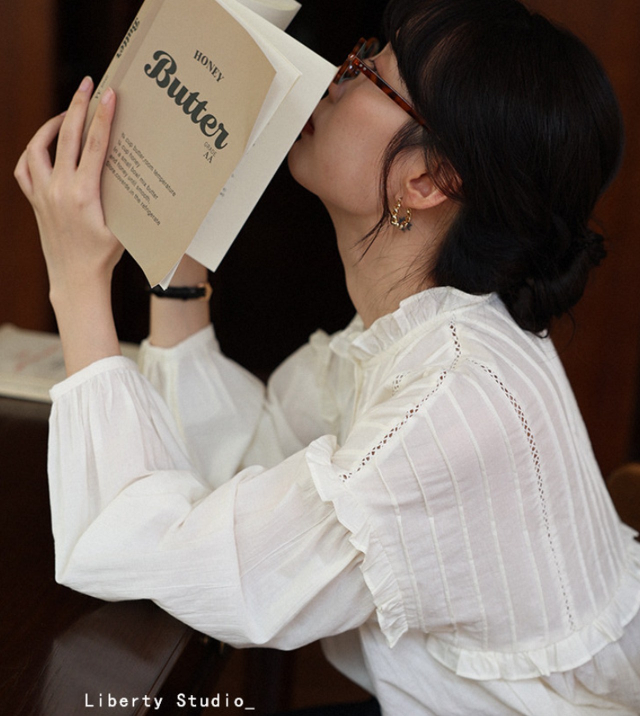 ラッフルカラー＆プリーツ入りランタン袖シャツ