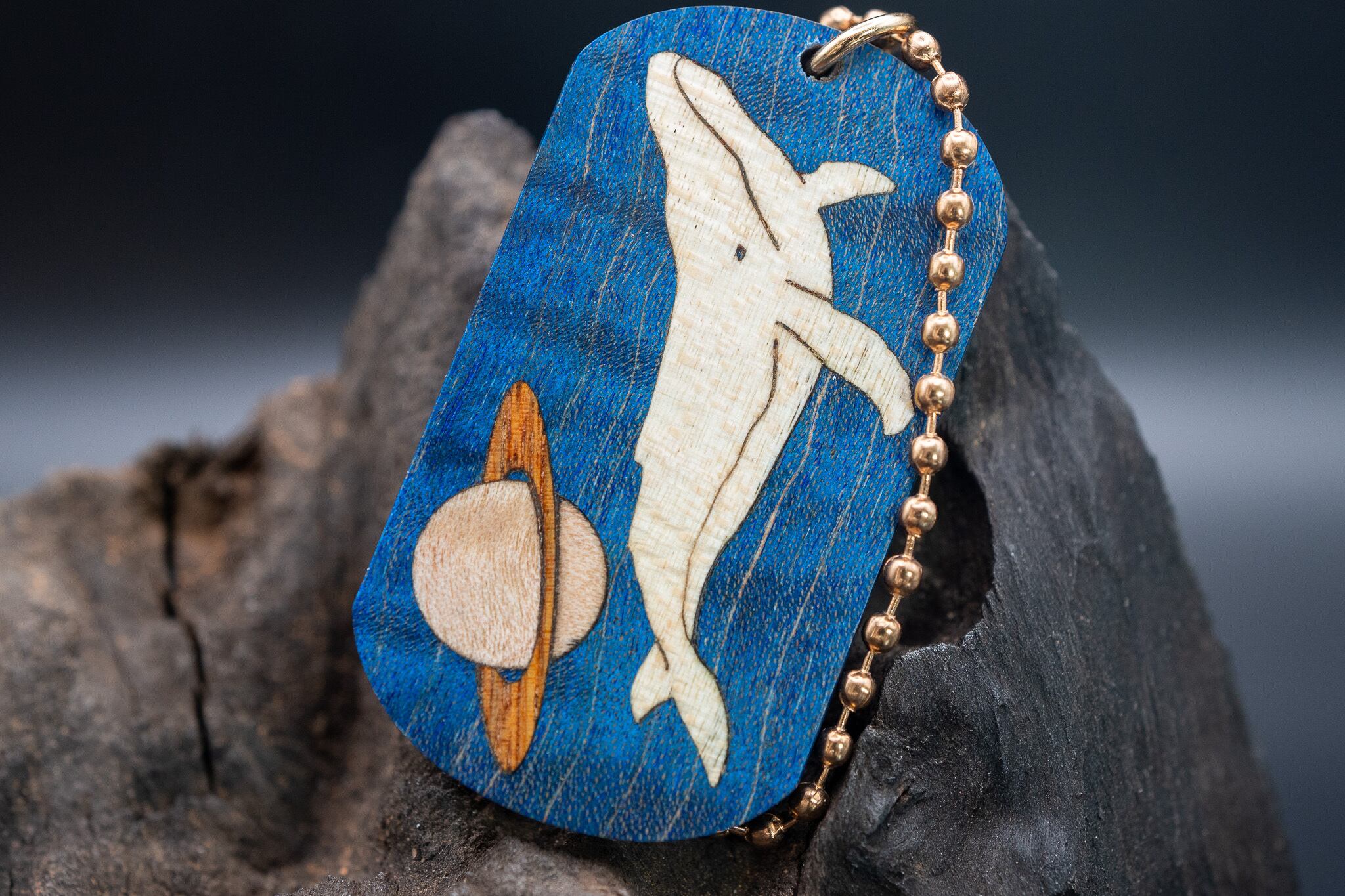 スタビライズウッド メープルバール ドッグタグ 象嵌 勇魚と惑星