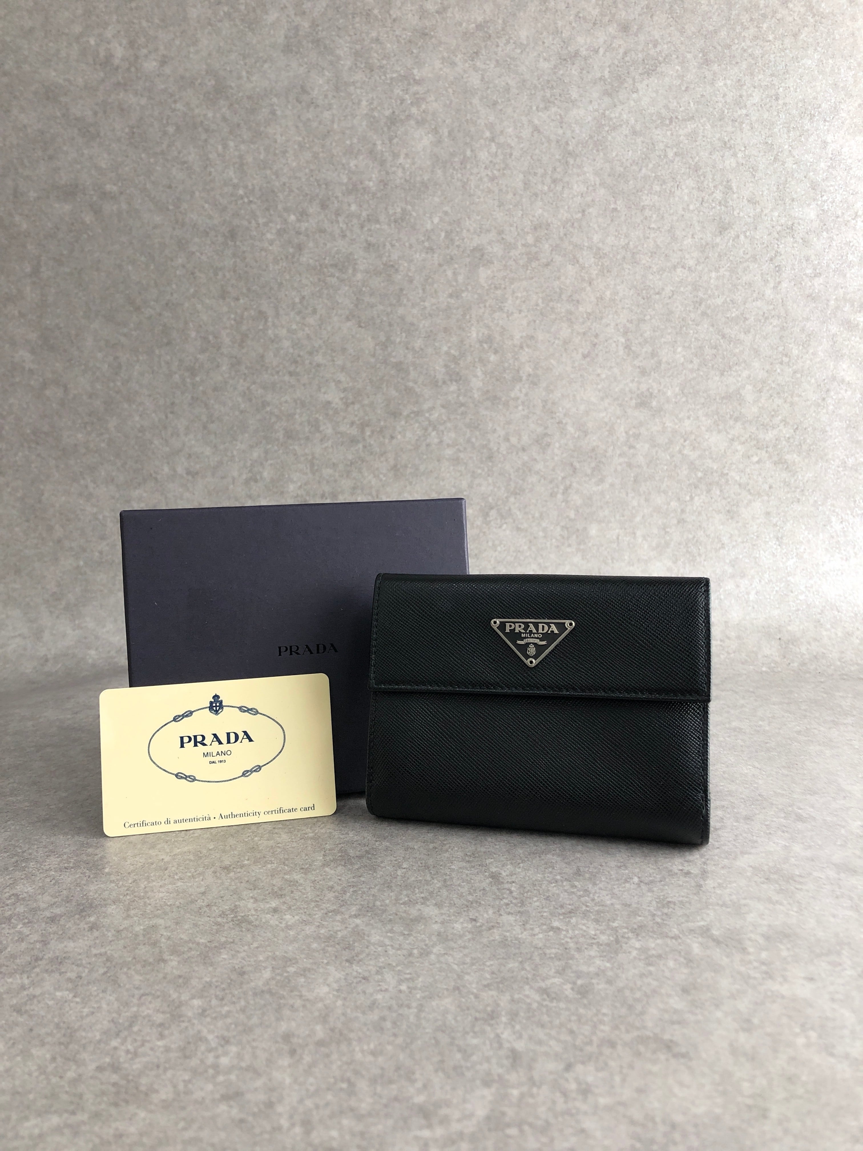 日本直送 名牌中古包 】PRADA プラダ 財布 ブラック トライアングル