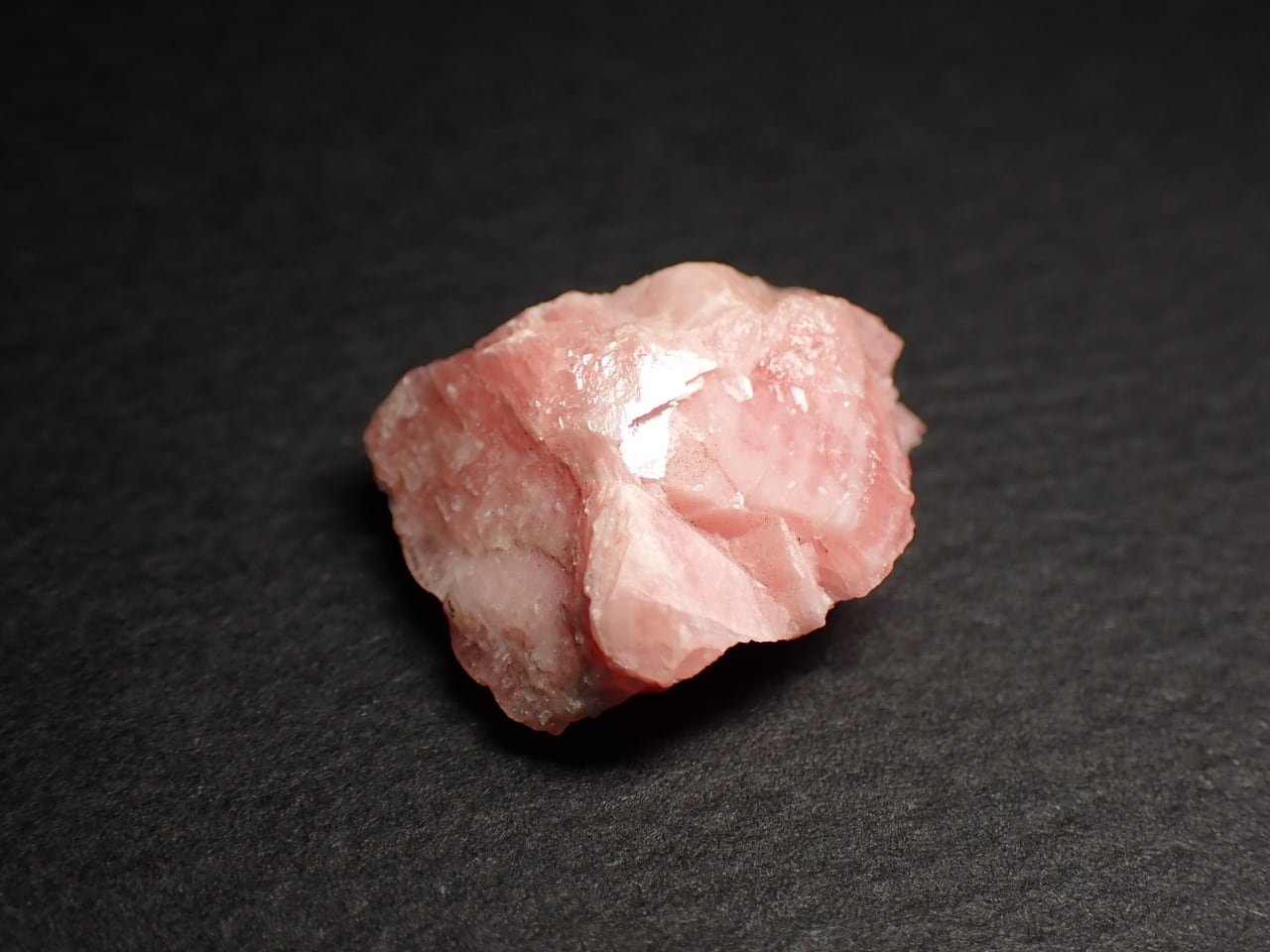 北海道 稲倉石鉱山産 菱マンガン鉱/Rhodochrosite 原石 A-RDS072