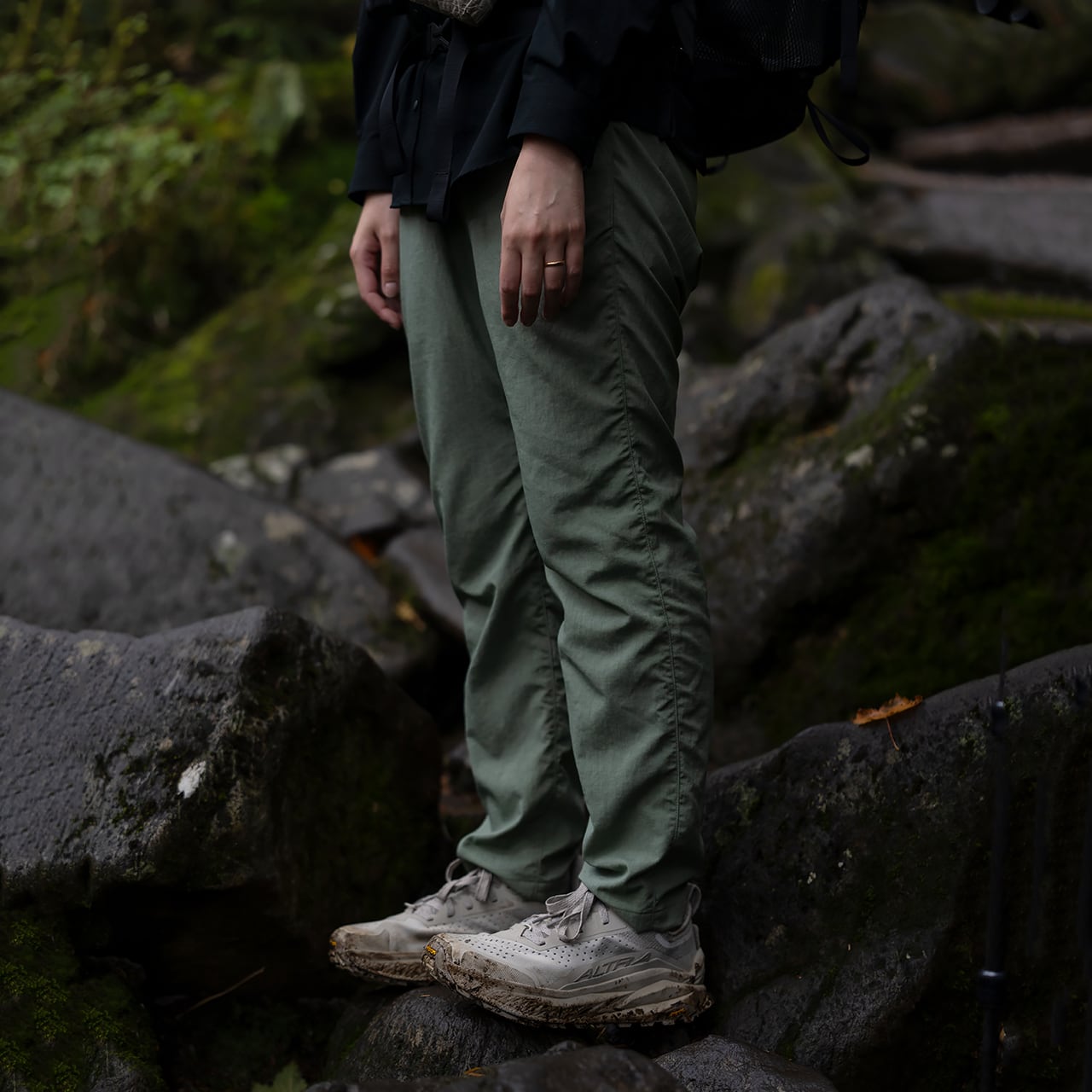 気負わず履けて、どこへでも歩いていけるパンツ