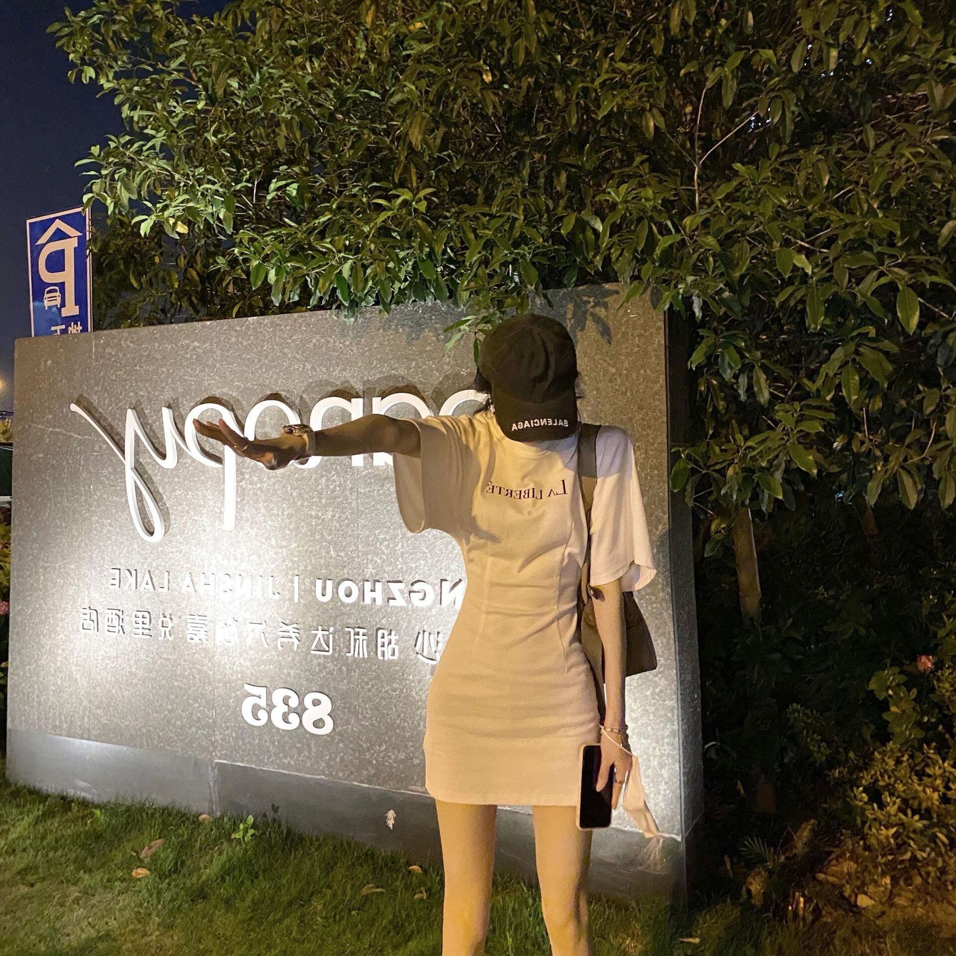 【新作】【送料無料】 セクシーレター半袖Tシャツレディースショートスカート夏半袖トップミッドレングスドレスハーフレングススカートヒップスカート 0252437616916