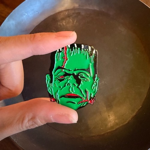 TOPANGA Jewelry Pin Brooch "Horror E"　ピンブローチ　ホラー　ジャケット　キャップ　プレゼント　プチギフト　