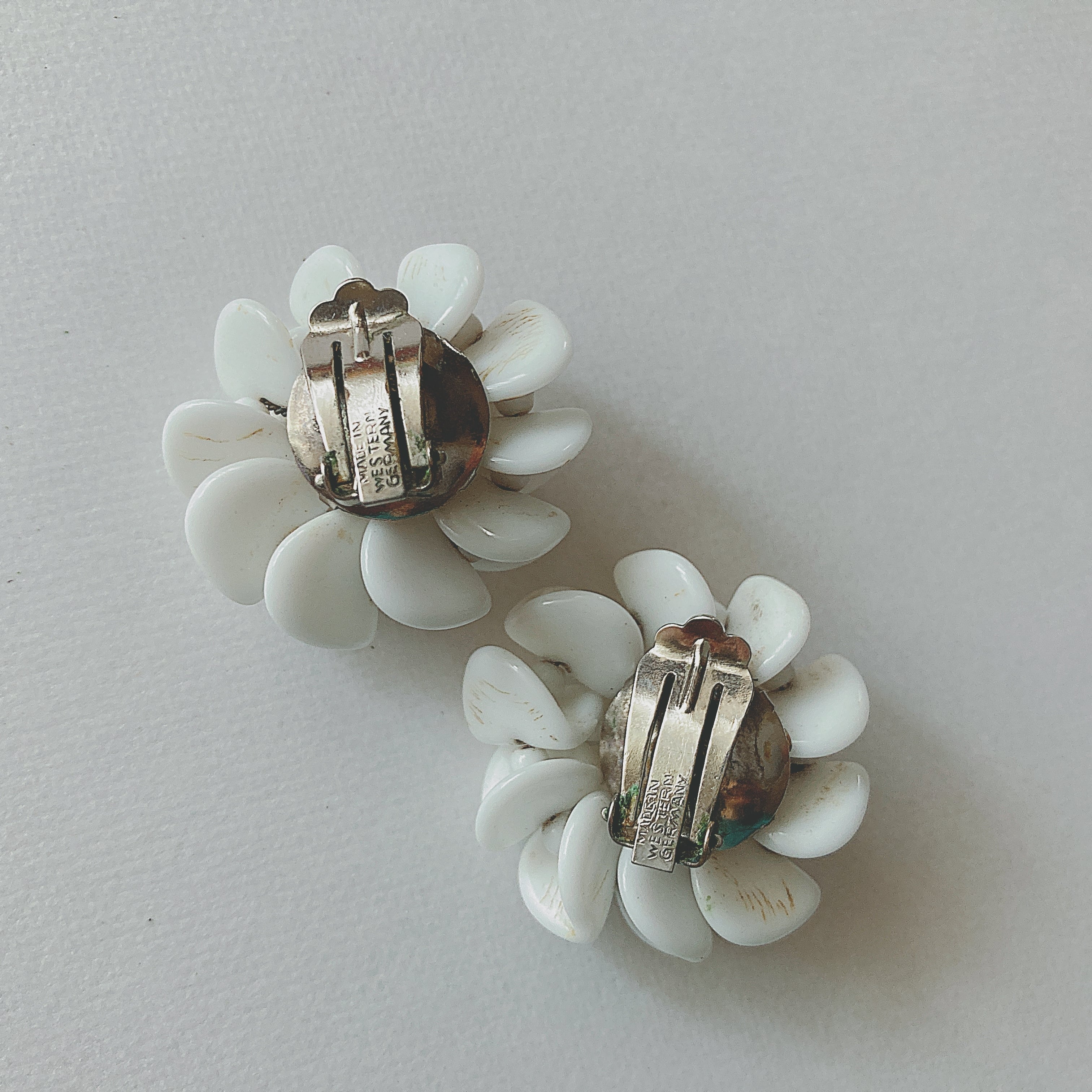 Vintage 50s - 60s WSET GERMANY white glass beads flower earrings ヴィンテージ　 50年代 - 60年代　西ドイツ製　ホワイト　ガラスビーズ　フラワー　花　イヤリング b1583
