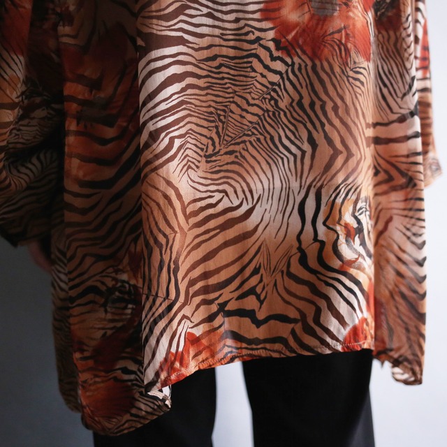 tiger pattern and flower graphic box silhouette sheer shirt