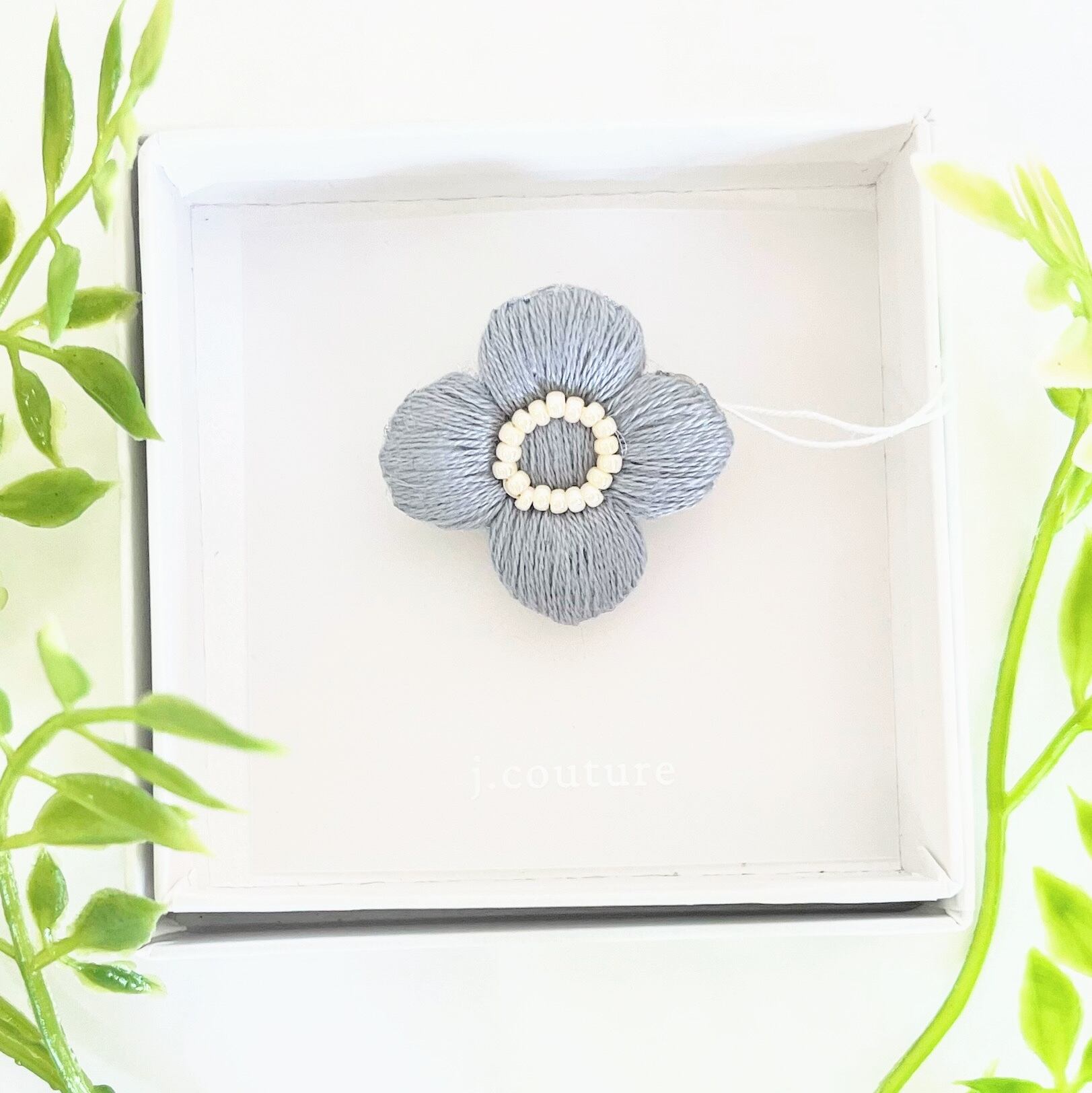 北欧風小さなお花のミニ刺繍ブローチ【botanical】#301 | j.couture