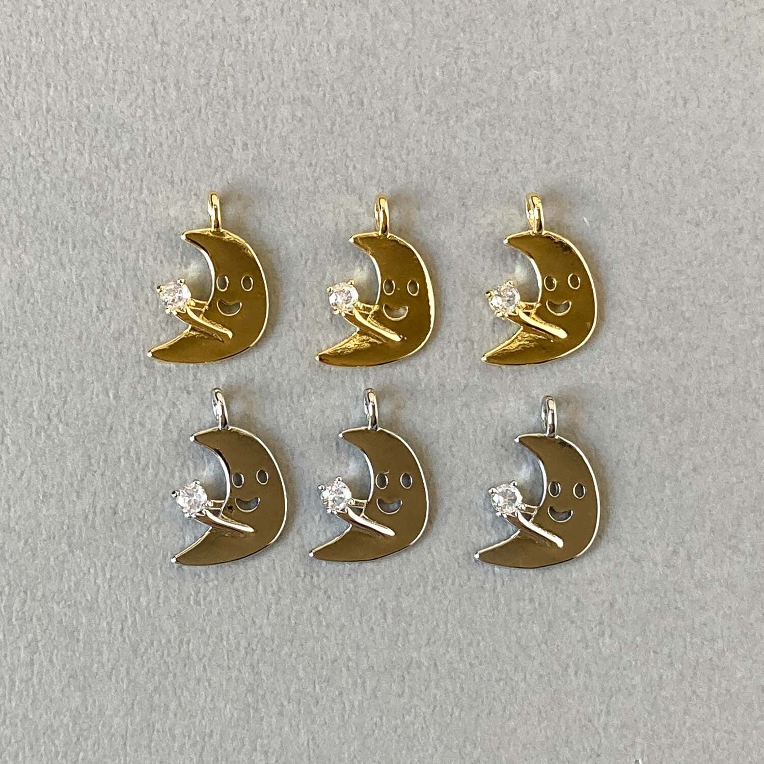 ビジューを持ったスマイル月のチャーム(16K/プラチナメッキ・18mm)