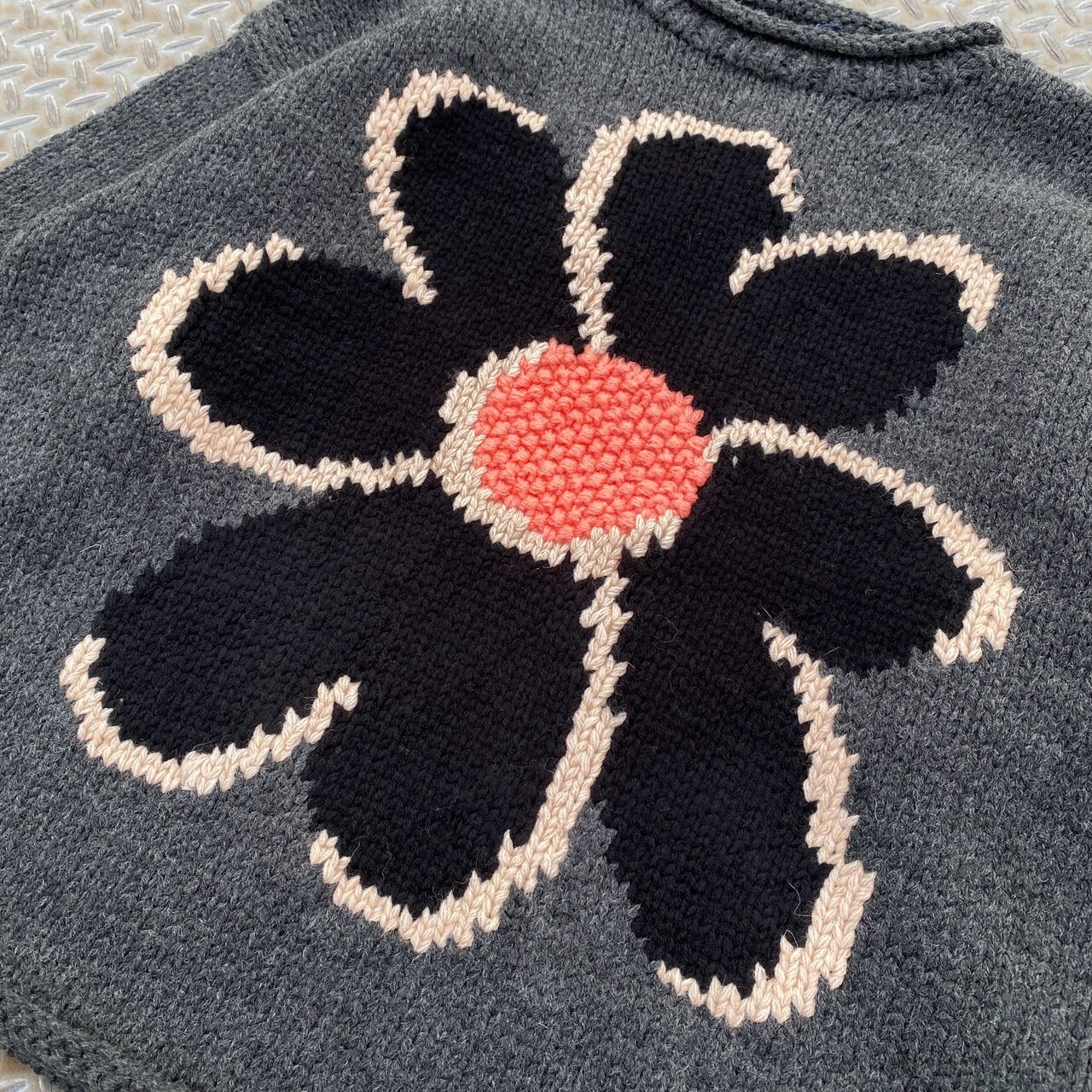 CC "FLOWER with LOVE" HAND KNIT -DARK GRAY-