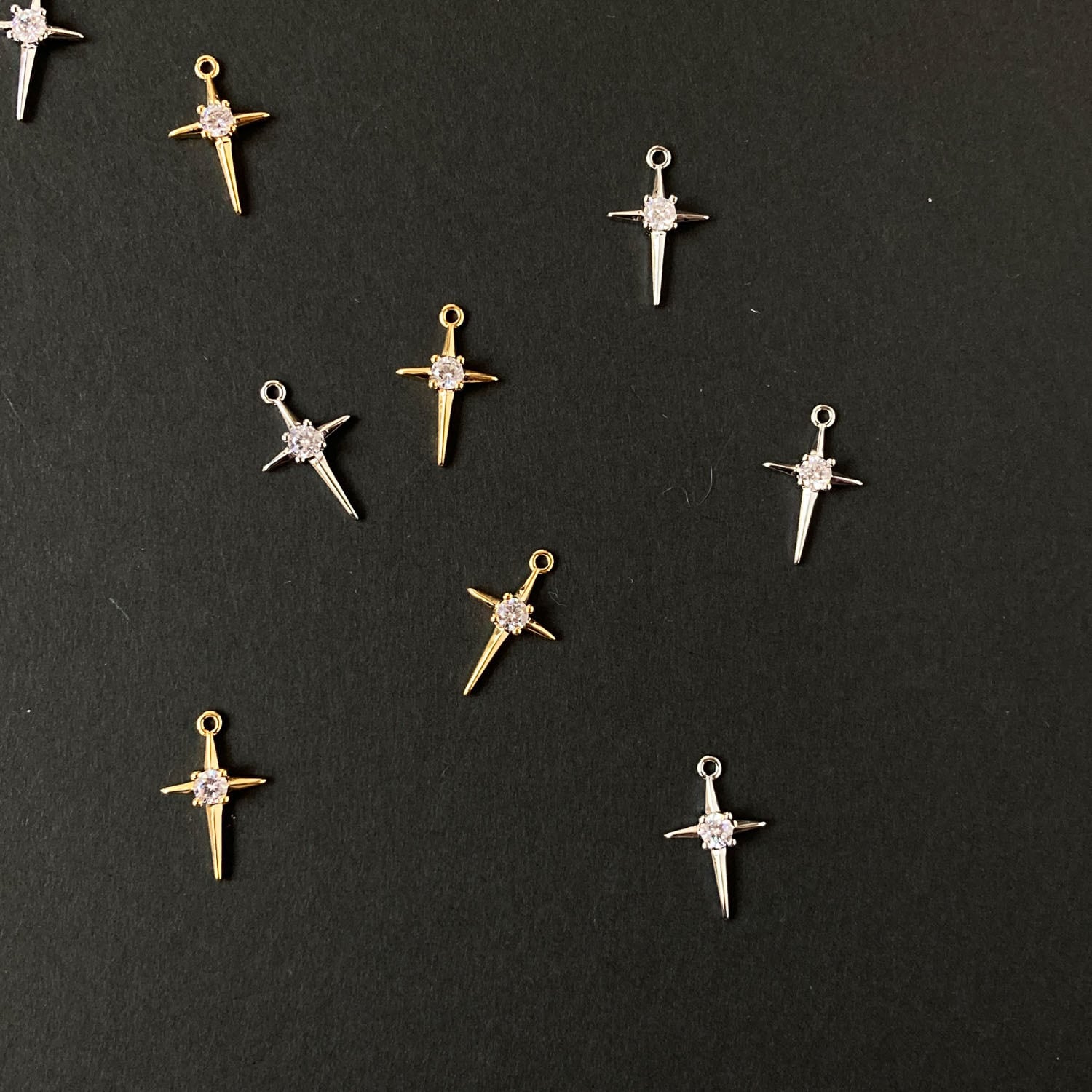 十字星のジルコニア付きメタルチャーム（16K/プラチナメッキ） | Dua