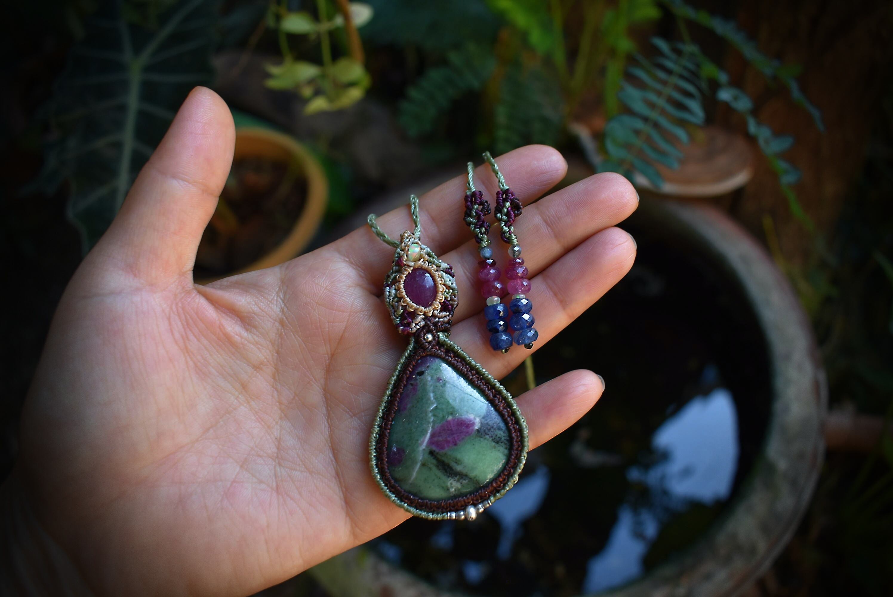 流れる模様☆ルビー＋ルビーインゾイサイトマクラメペンダント