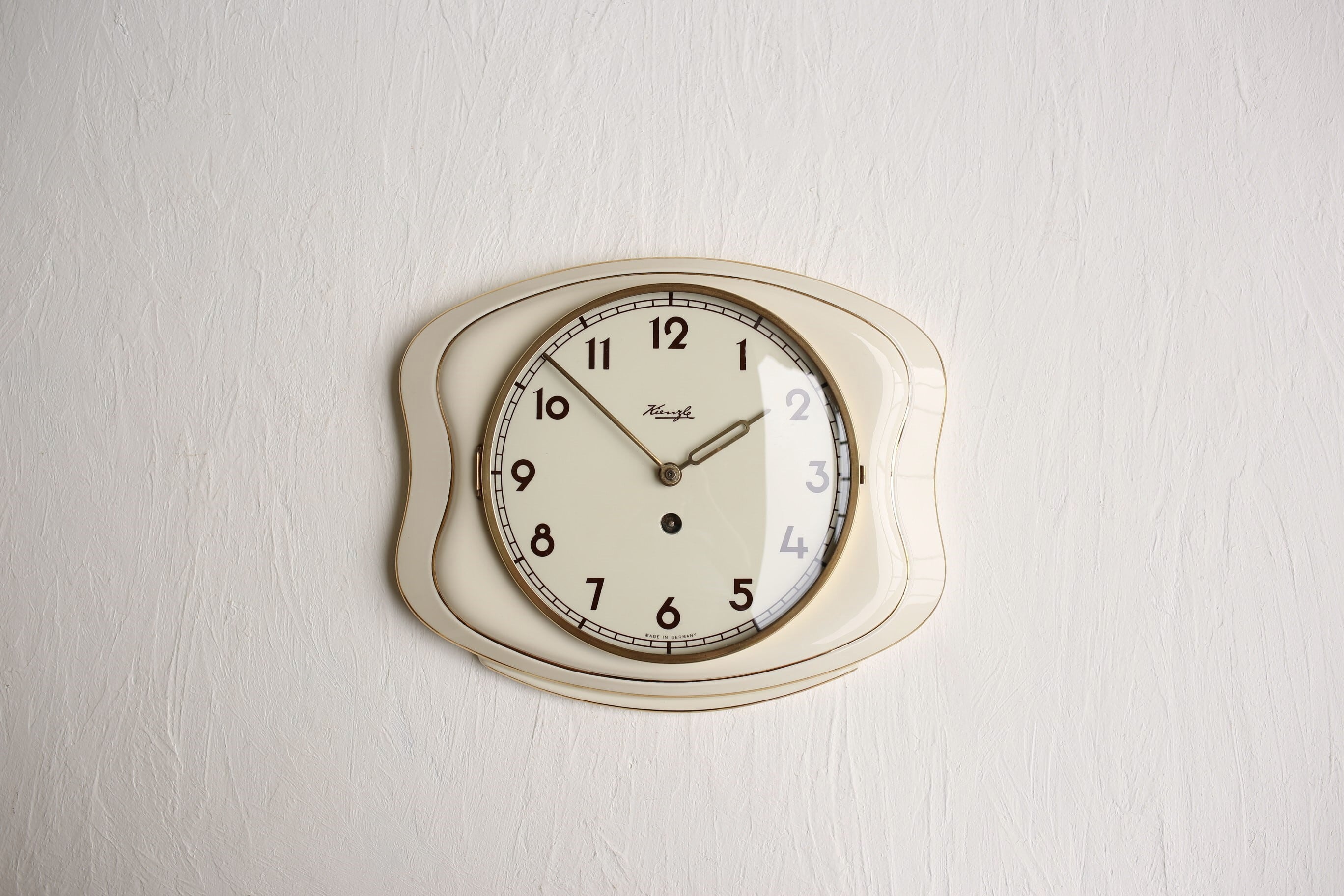 ドイツ アンティーク ヴィンテージ Kienzle 陶器製 壁掛け時計 アイボリー×ゴールド (電池式クォーツ交換済)N-03286
