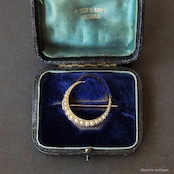 英国アンティークジュエリー 15ctゴールド 真珠 クレセント(三日月)ブローチ(鑑別書付)