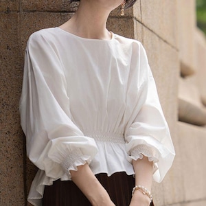 【送料無料】 ブラウス 長袖 ペプラム パフスリーブ レディース 春秋 韓国 シャツブラウス きれいめ フェミニン 大人 かわいい カジュアル ホワイト 白 ブラック 黒 上品 ぽわん袖 ゆったり 大人可愛い 大人女子