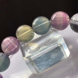 no3.透明度有り、珍しい色合いフローライトブレスレット