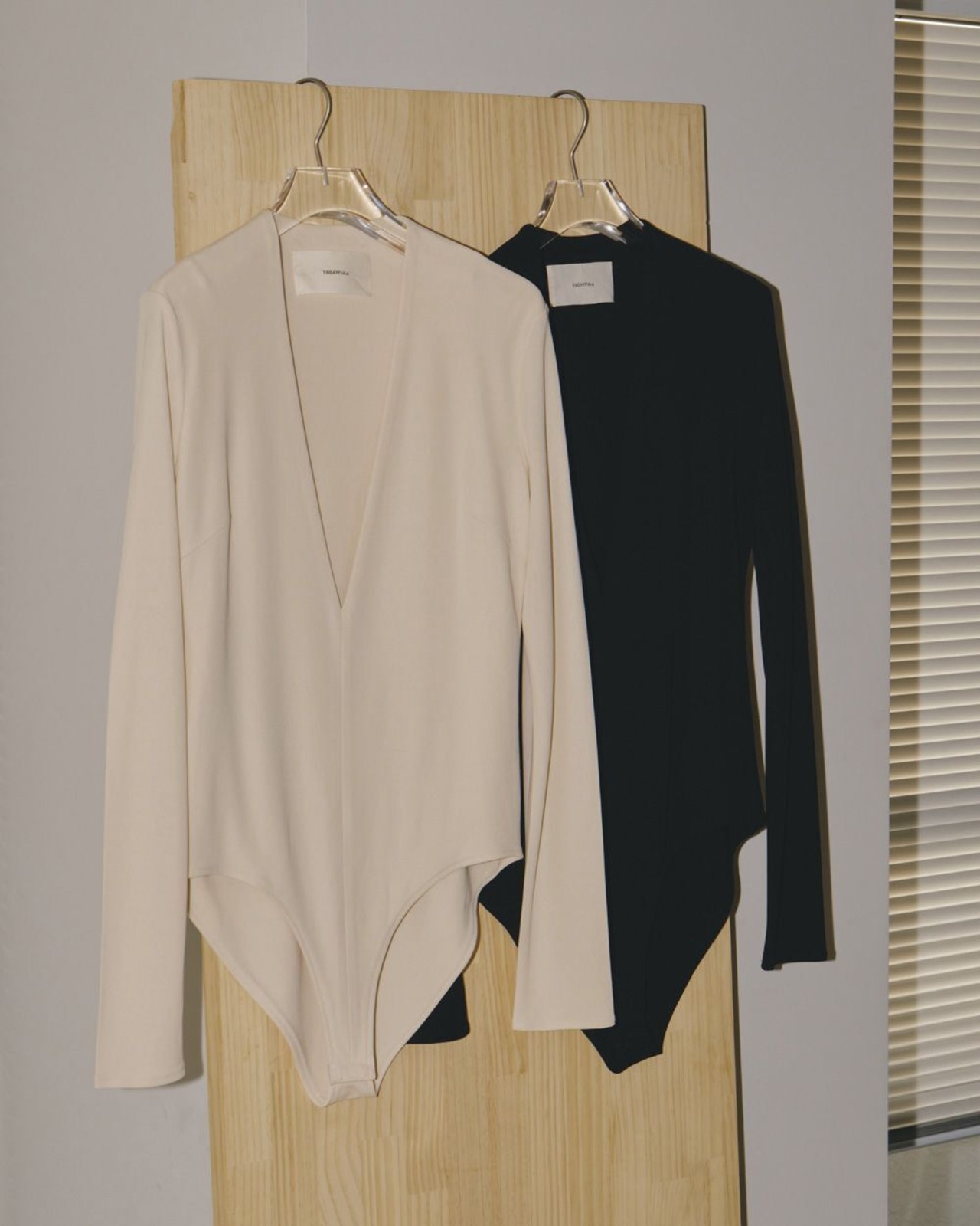 TODAYFUL トゥデイフル Vneck Slit Bodysuit 12320606 | ANERCA & L.I.V