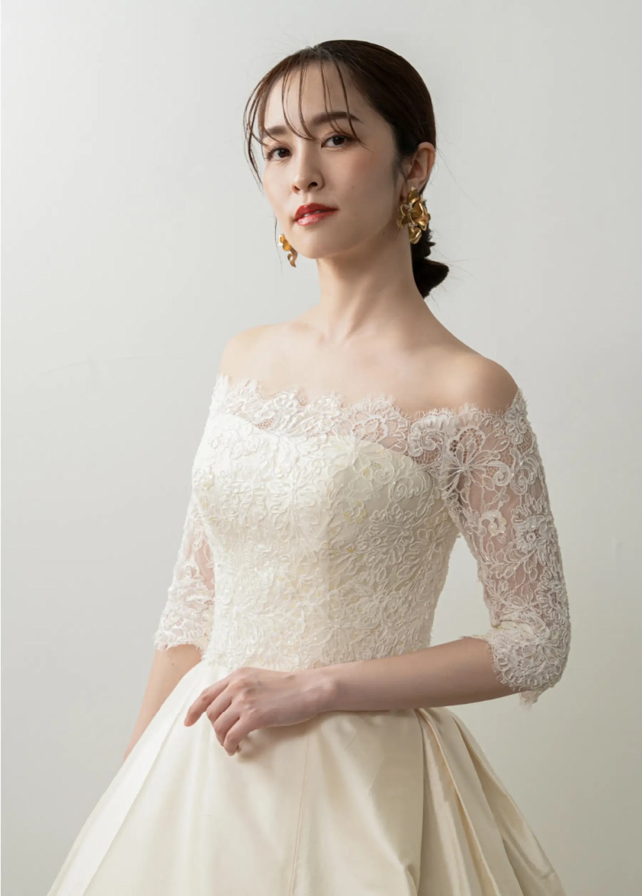 ウェディングドレス 可憐な花刺繍のトップス 光沢サテン ウェディングドレス 可憐な花刺繍のトップス 光沢サテン