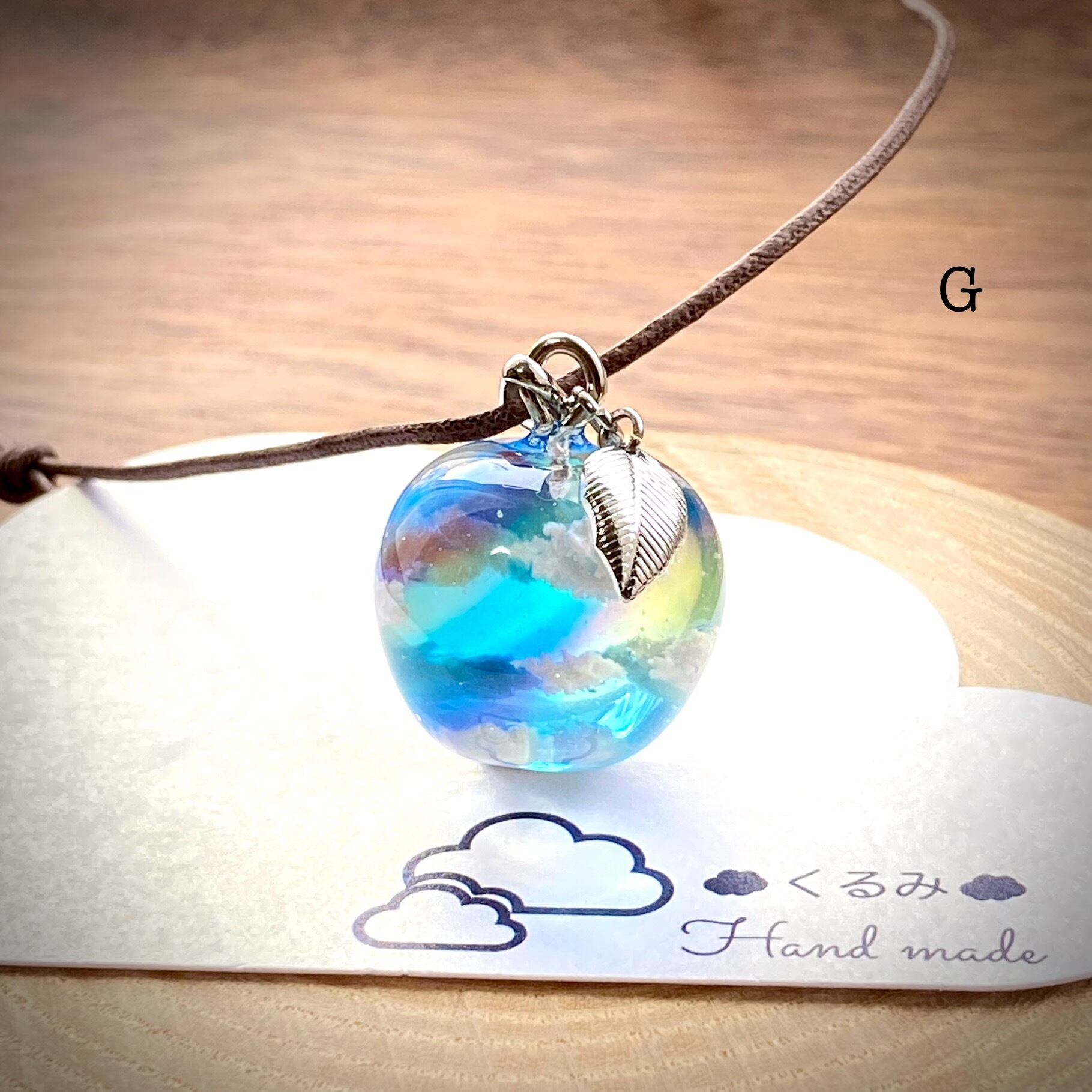 空&雲ペンダント りんご型 青空にかかる虹 G