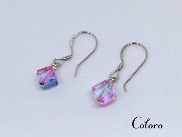 ☆青紫色のキューブが揺れるピアス☆チェコビーズ☆チェコガラス☆ハンドメイド☆イヤリング☆青色☆紫色☆紫陽花☆シルバー☆