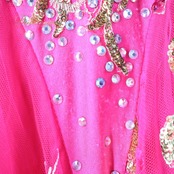 社交ダンス 衣装 スタンダードドレス ワンピース ドレス スタンダード フロート レース ゴールド スパンコール フリル デモ 競技 ダンス パーティ 発表会 ピンク系 華やか 優雅 3枚重ね おしゃれ 美しい イベント 高級感 競技用 ダンス衣装 上品 発表会用 ステージ衣装