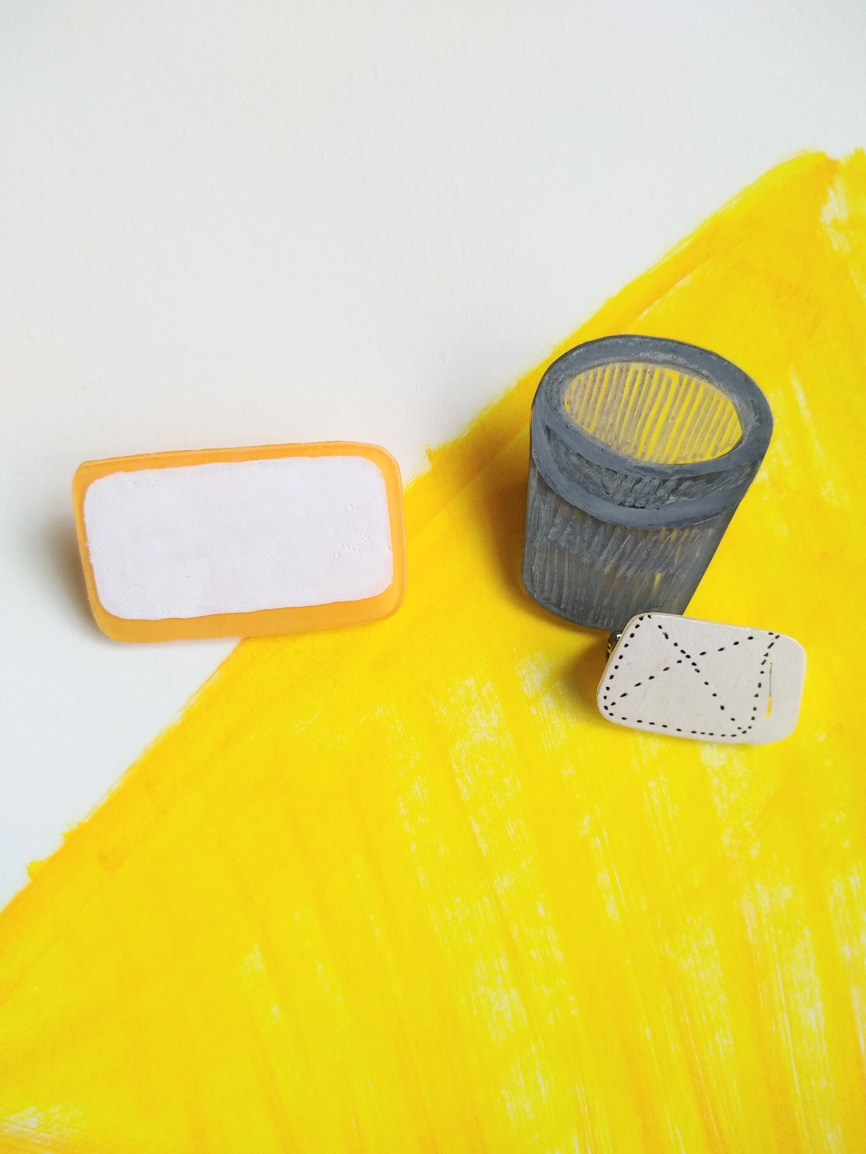 ヘンテコ　ブローチ　「せっけん」