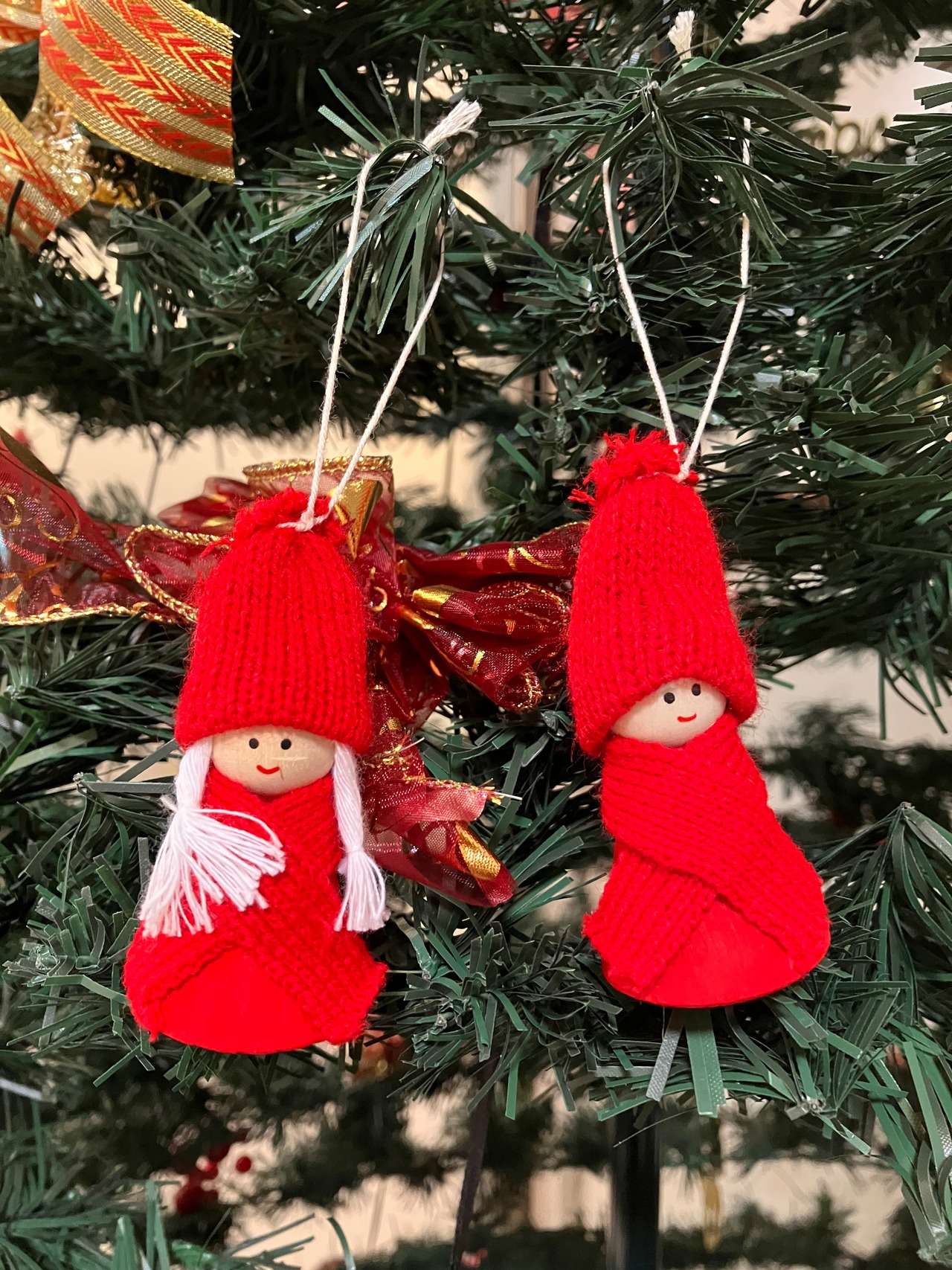 ラッセントレー　木製オーナメント　(レッドのHedda/Hadar)  Larssons tra クリスマスオーナメント