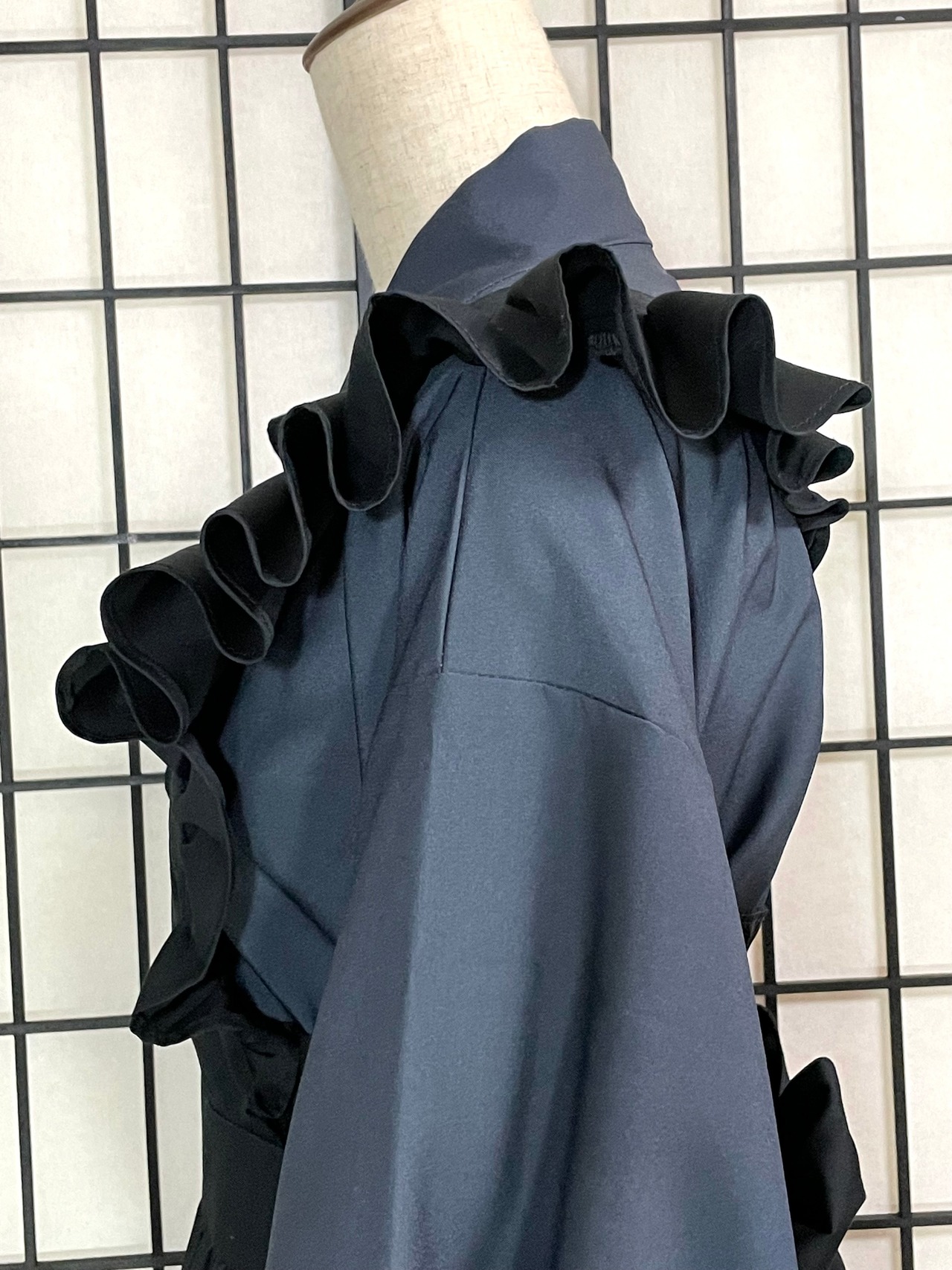 フリルエプロン（白・黒）