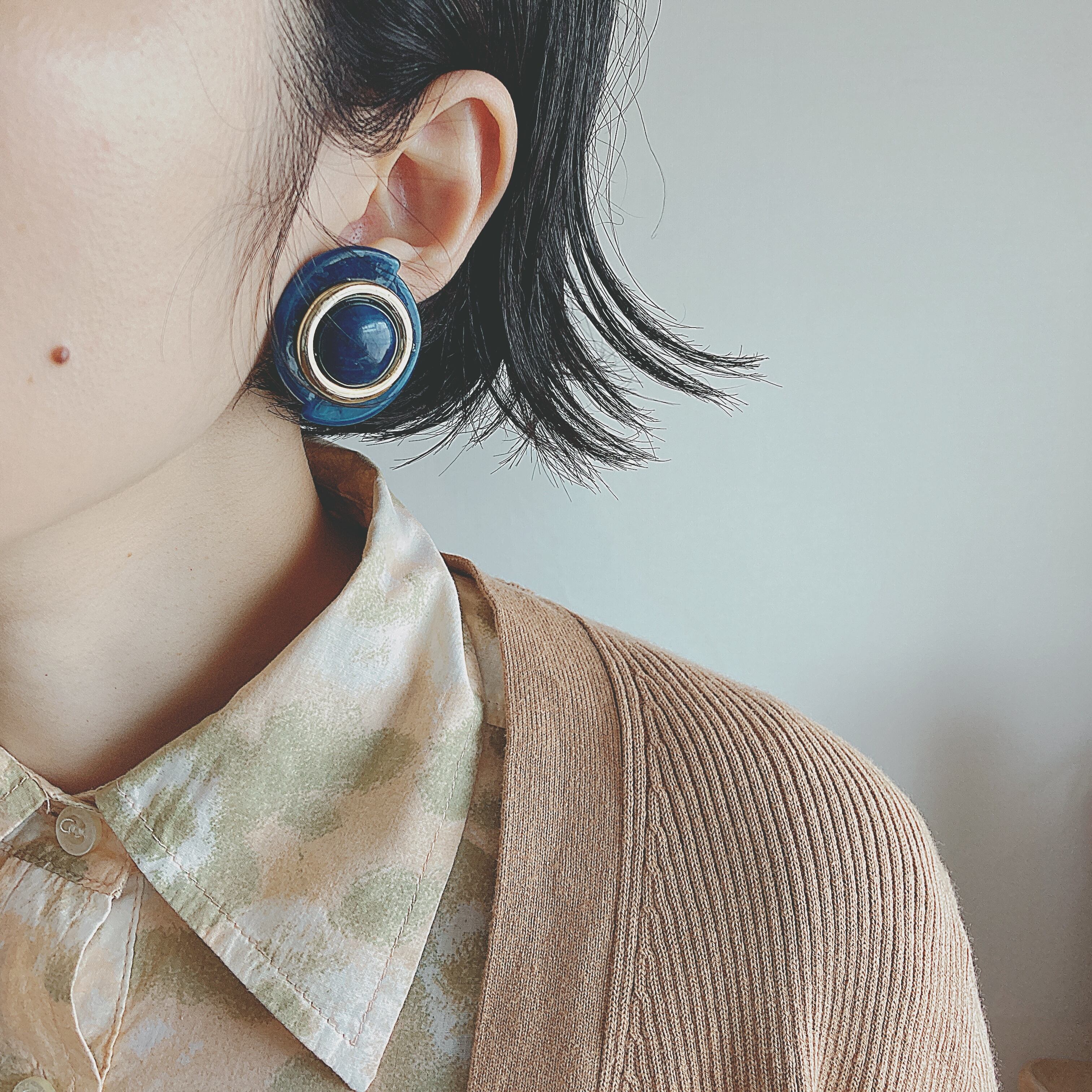 Vintage 60s - 80s blue acrylic gold line earrings ヴィンテージ　60年代 - 80年代　ブルー　 ゴールド　ライン　イヤリング　b951 | OBAKEPEACH powered by BASE