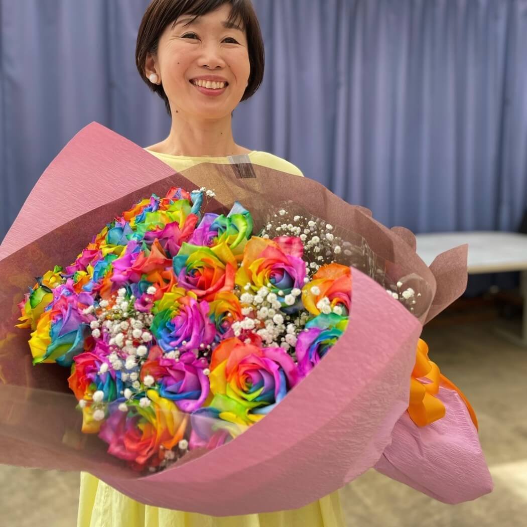 レインボーローズ33本で愛を伝える「ブリリアント・ローズ」(花束036