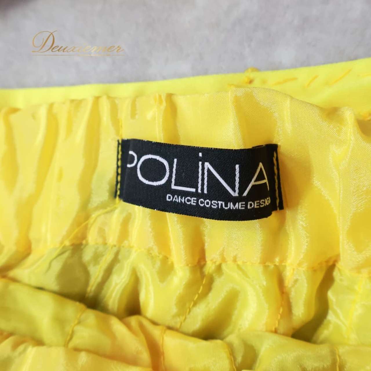 ベリーダンス 衣装 POLINA ポリーナ ツーピース セットアップ 上下セット オリエンタル イエロー系 トップス スカート フリル ラインストーン キラキラ 黄 緑 黄緑 ボリューム 華やか 明るい レース 長袖 ダンス衣装 イベント 輝き グリーン系