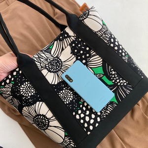 ▶︎NEW◀︎トートバッグMサイズ（高さを５㎝プラス）・ファスナー開閉＋前面スマホポケット（グリーンフラワー）