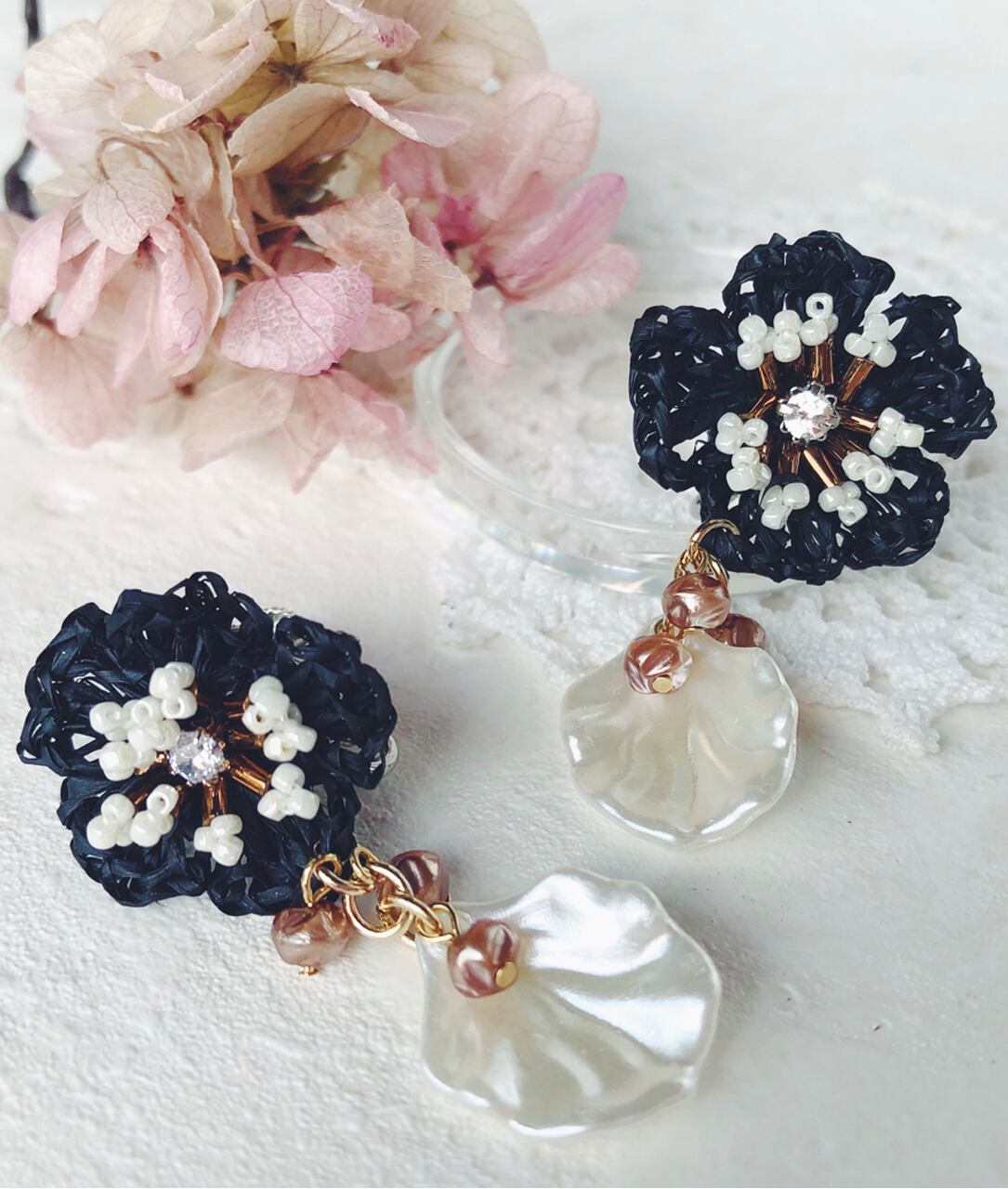 ラフィアの花のビジューイヤリング