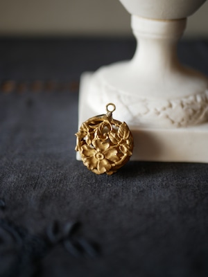 透かし細工の花 アンティークチャーム ペンダントトップ フランスアンティーク アンティークのある暮らし